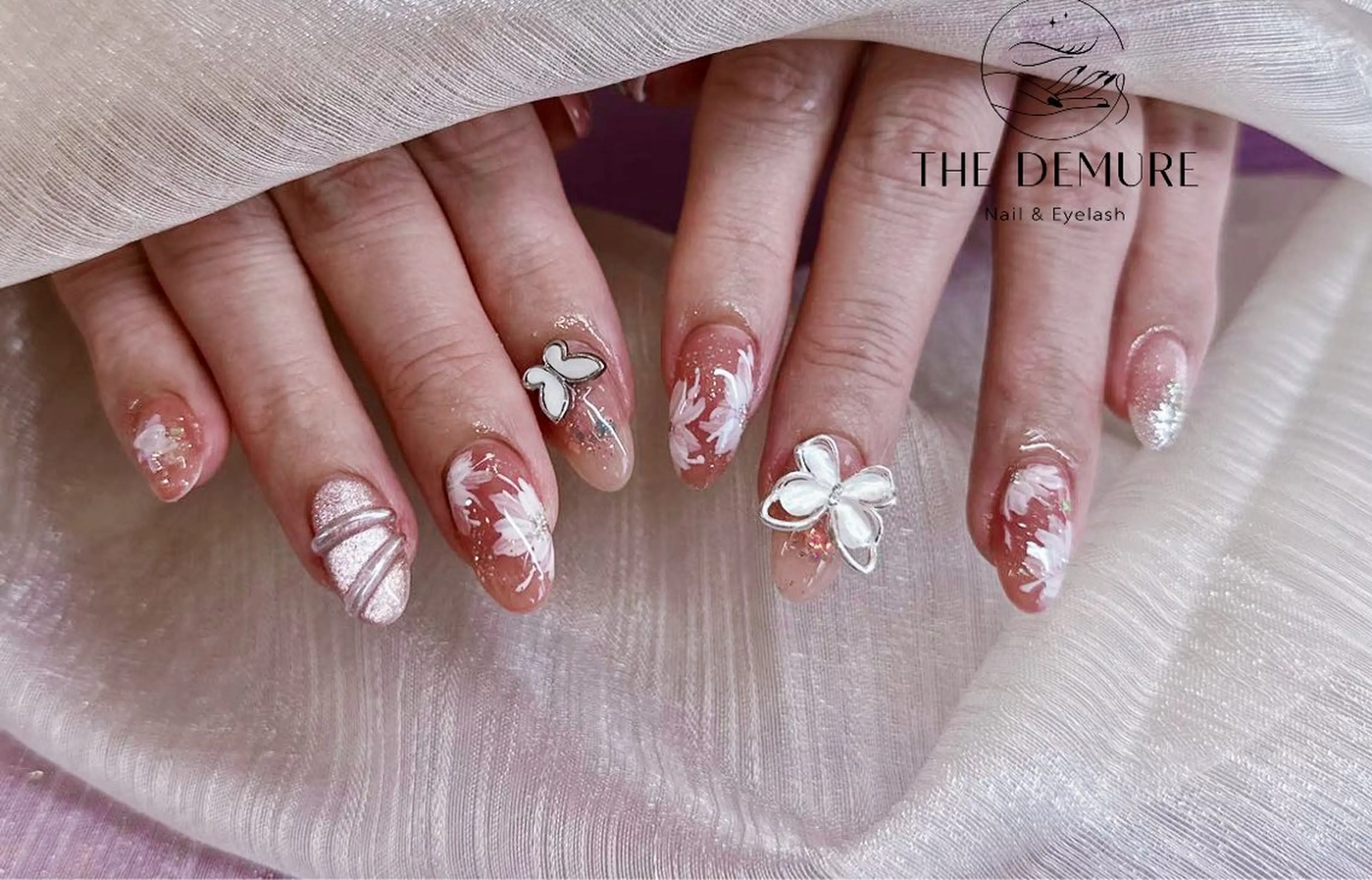 ネイル アートネイル キラキラネイル 韓国ネイル 水色 ロングネイル ハンドネイル ハンドケア NailDemure 【銀座店】のネイルデザイン