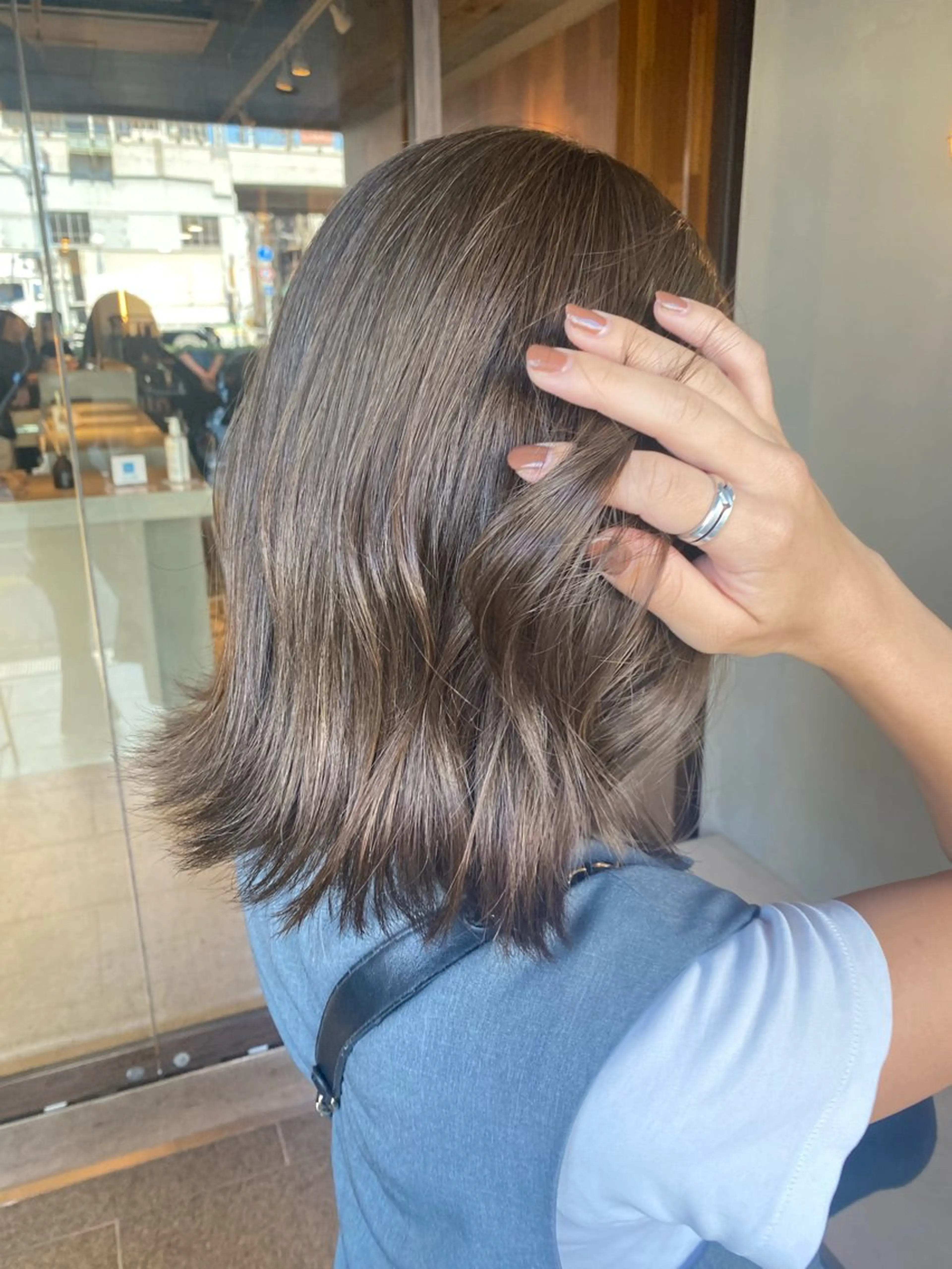 ミディアム カラー グレージュ 石川 雅のヘアスタイル