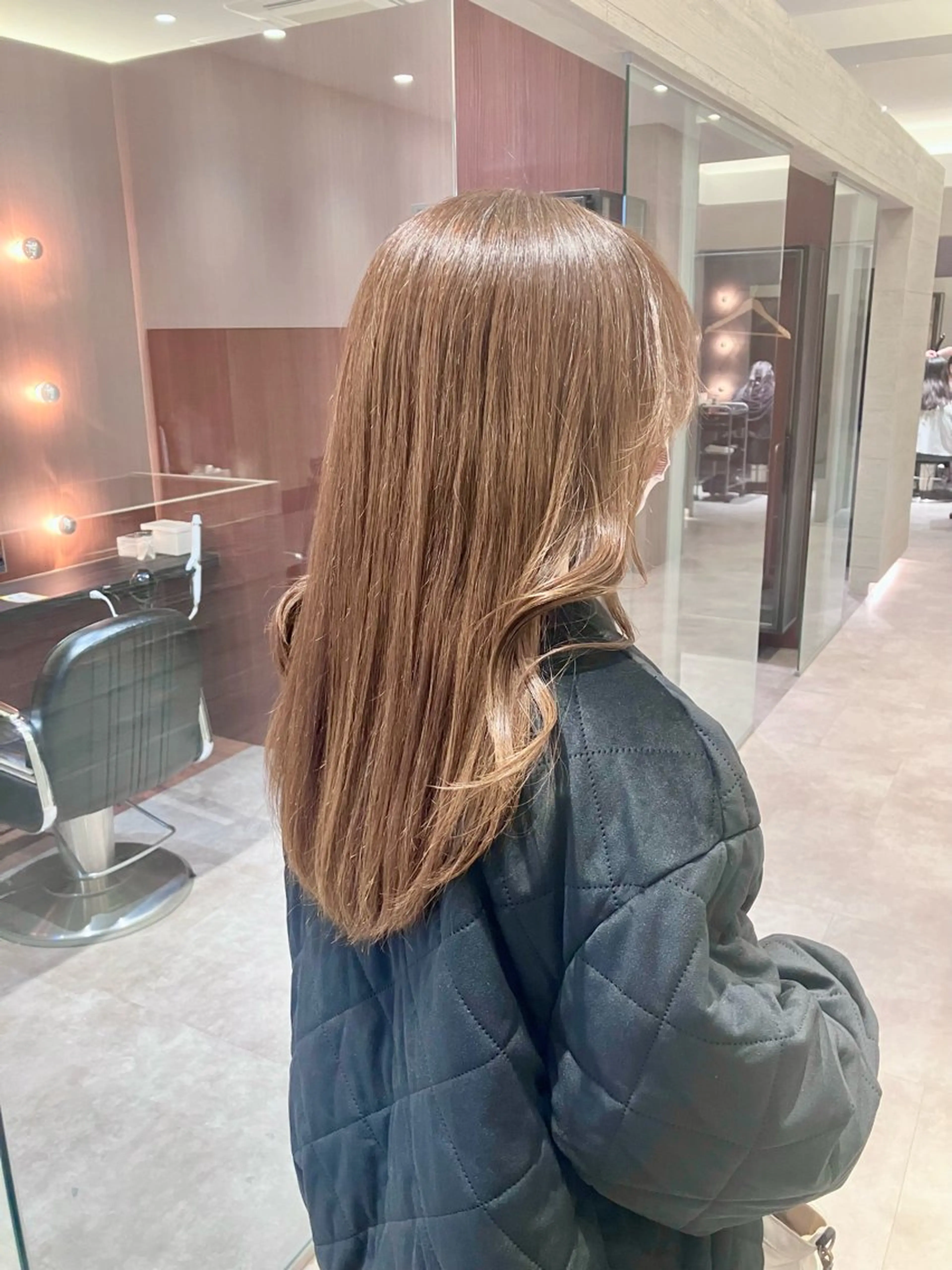 ロング カラー ベージュカラー ヘーゼル 顔周りカット レイヤーカット サキ🤍ハイトーン 🩰くびれ巻きヘアのヘアスタイル