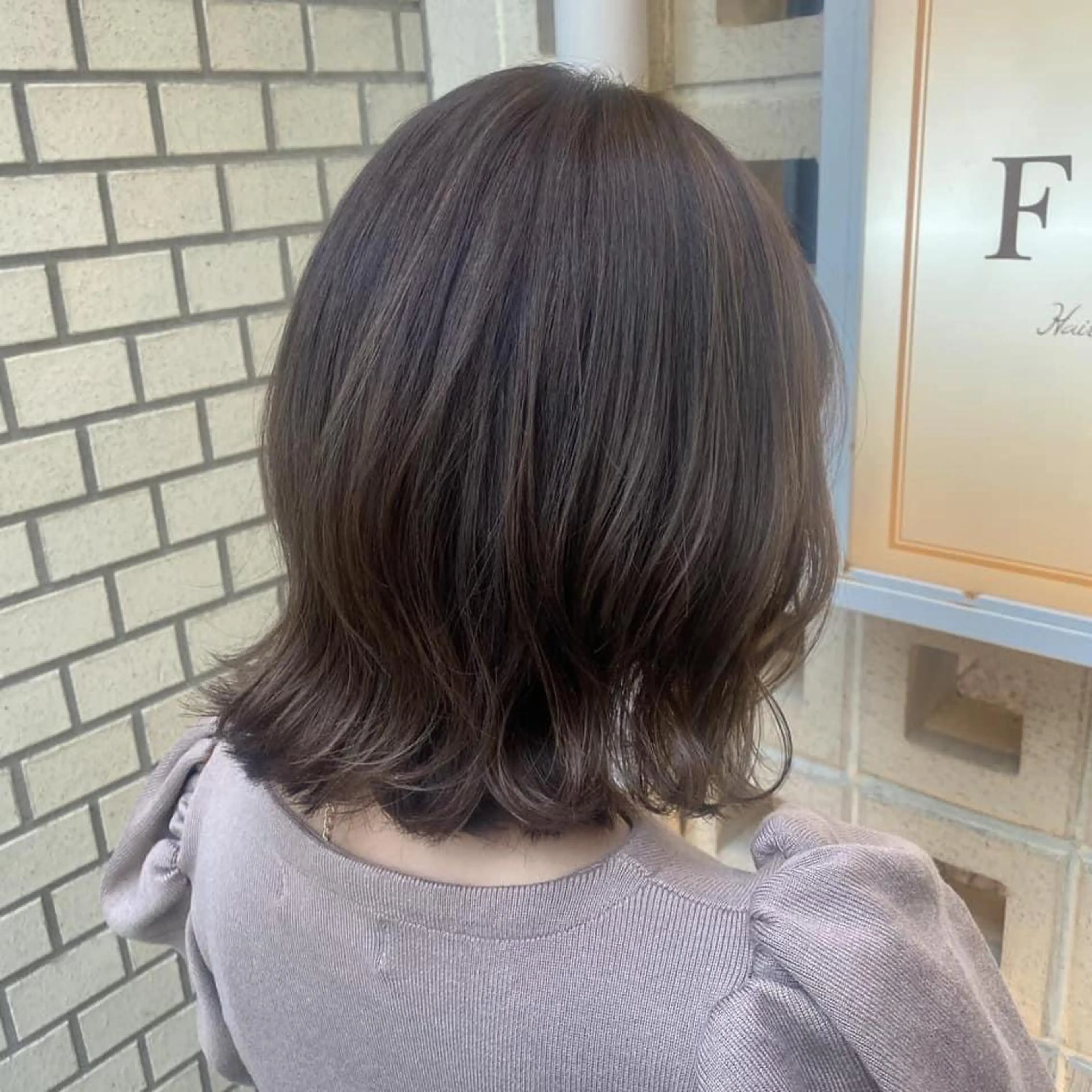 ミディアム ブリーチなしカラー/ 顔周りレイヤーカットのヘアスタイル