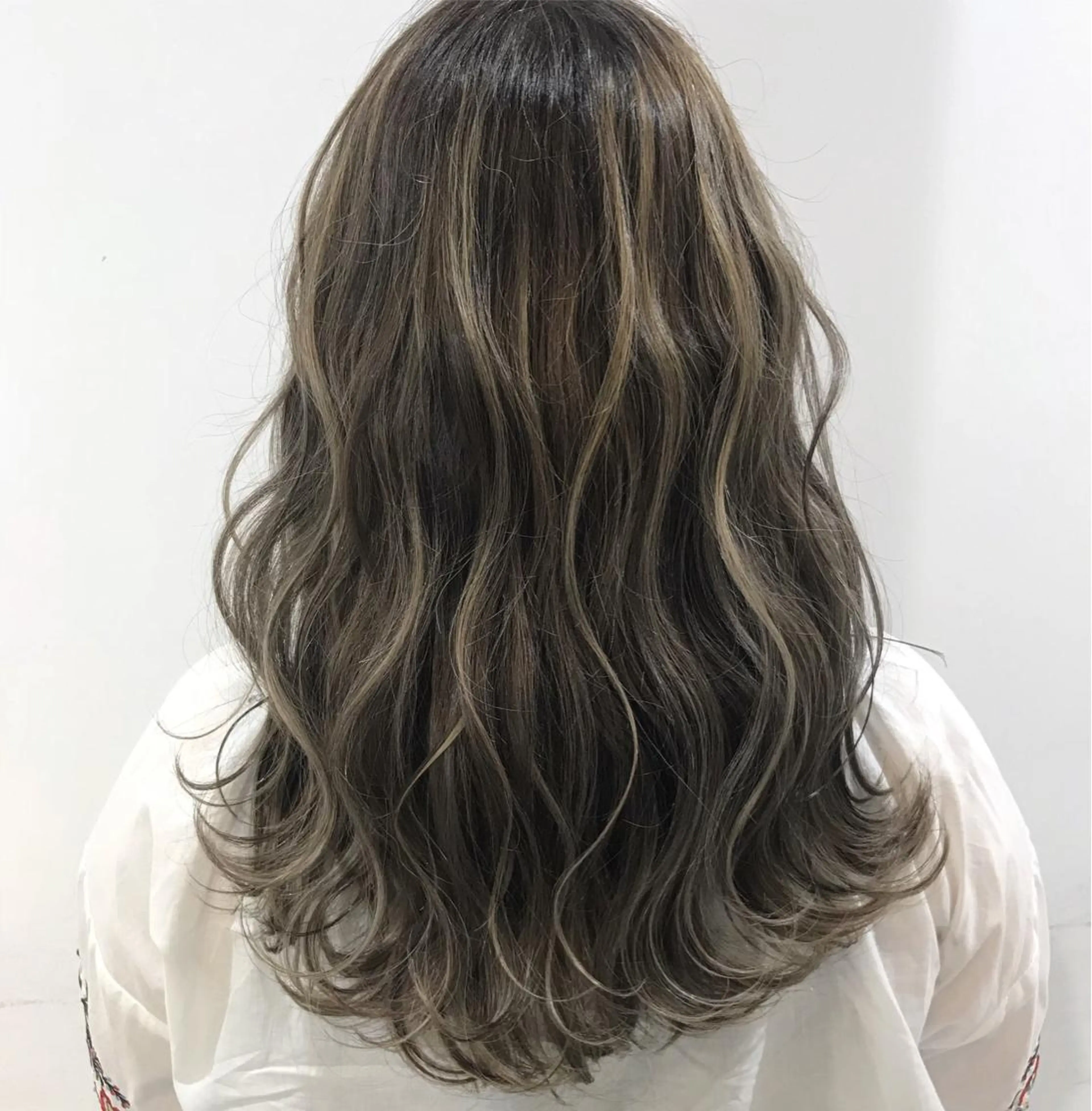セミロング カラー ヘアアレンジ ヘアカラー ハイトーン/韓国風 🤍Nacchi🐈のマツエク・マツパデザイン