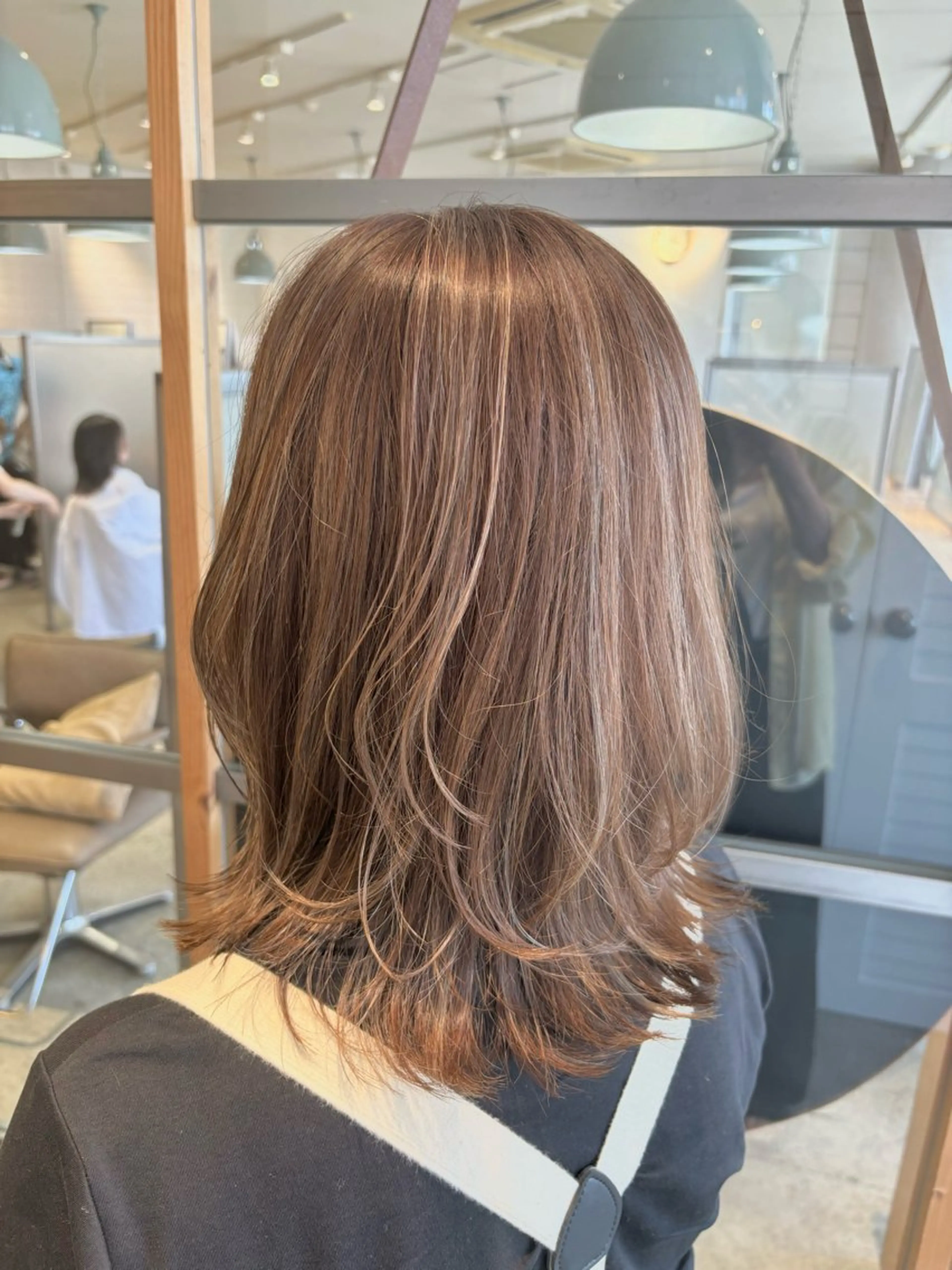 ミディアム カラー パーマ ヘアアレンジ ハイトーンカラー🤍 山下 優華のヘアスタイル