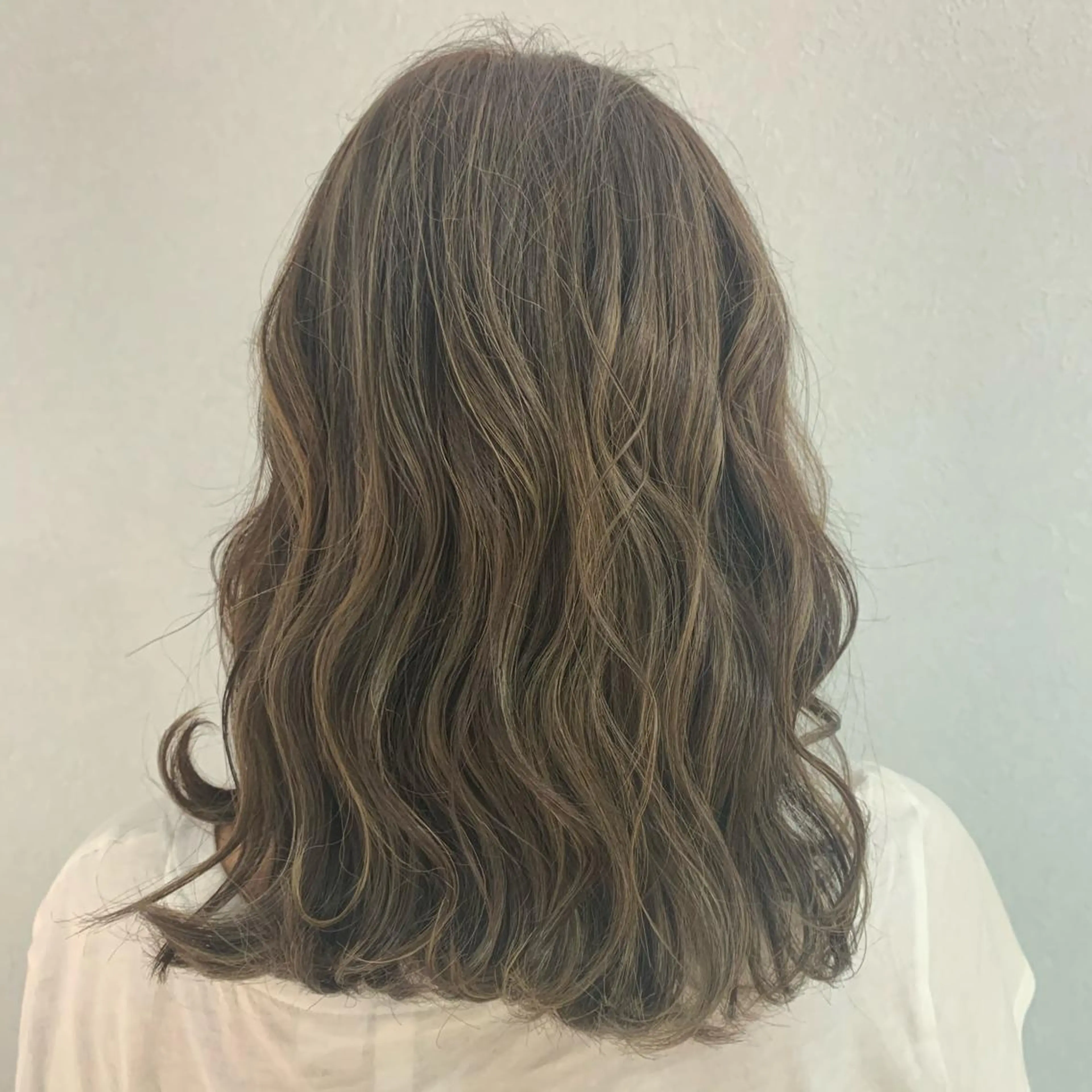 ミディアム カラー 栗原 瑠世のヘアスタイル