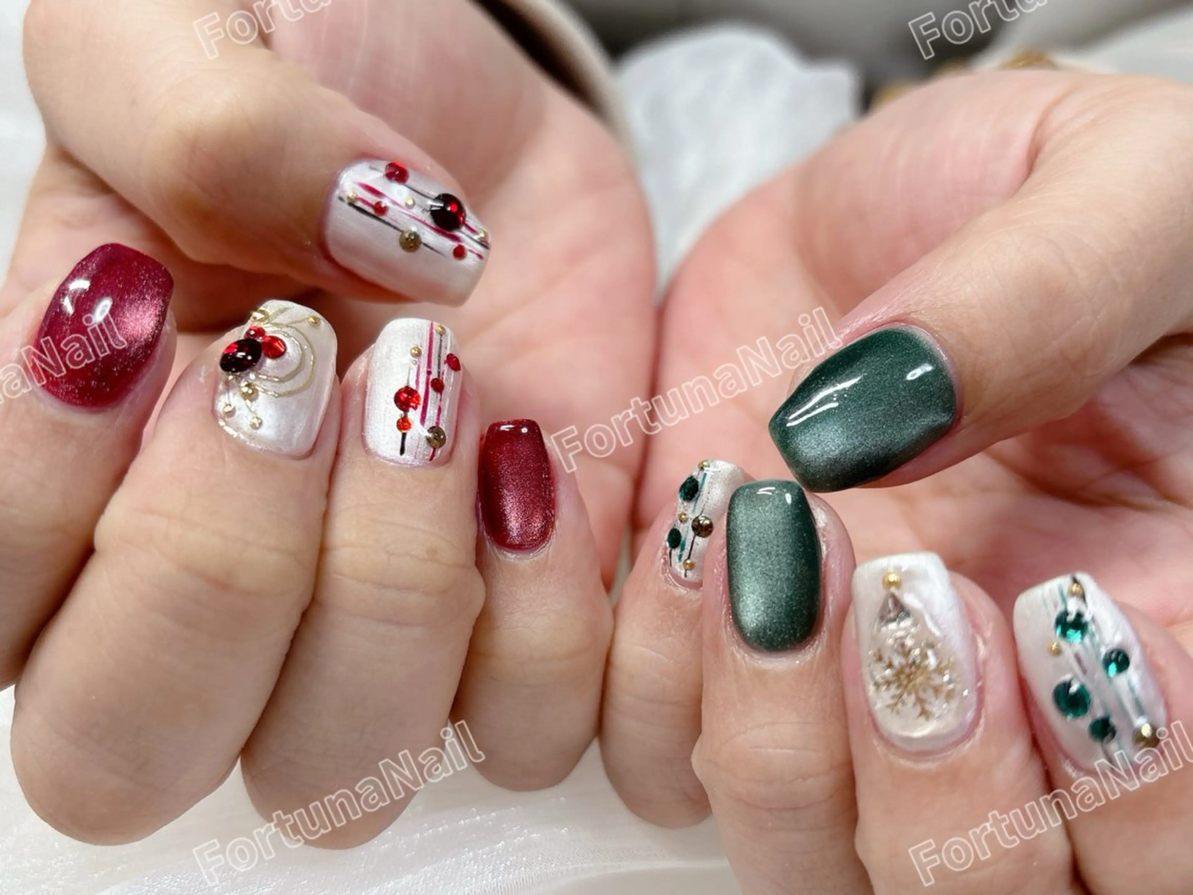 ネイル 成人式 冬ネイル クリスマス ハンドネイル Nail •Head スパFortunaのネイルデザイン
