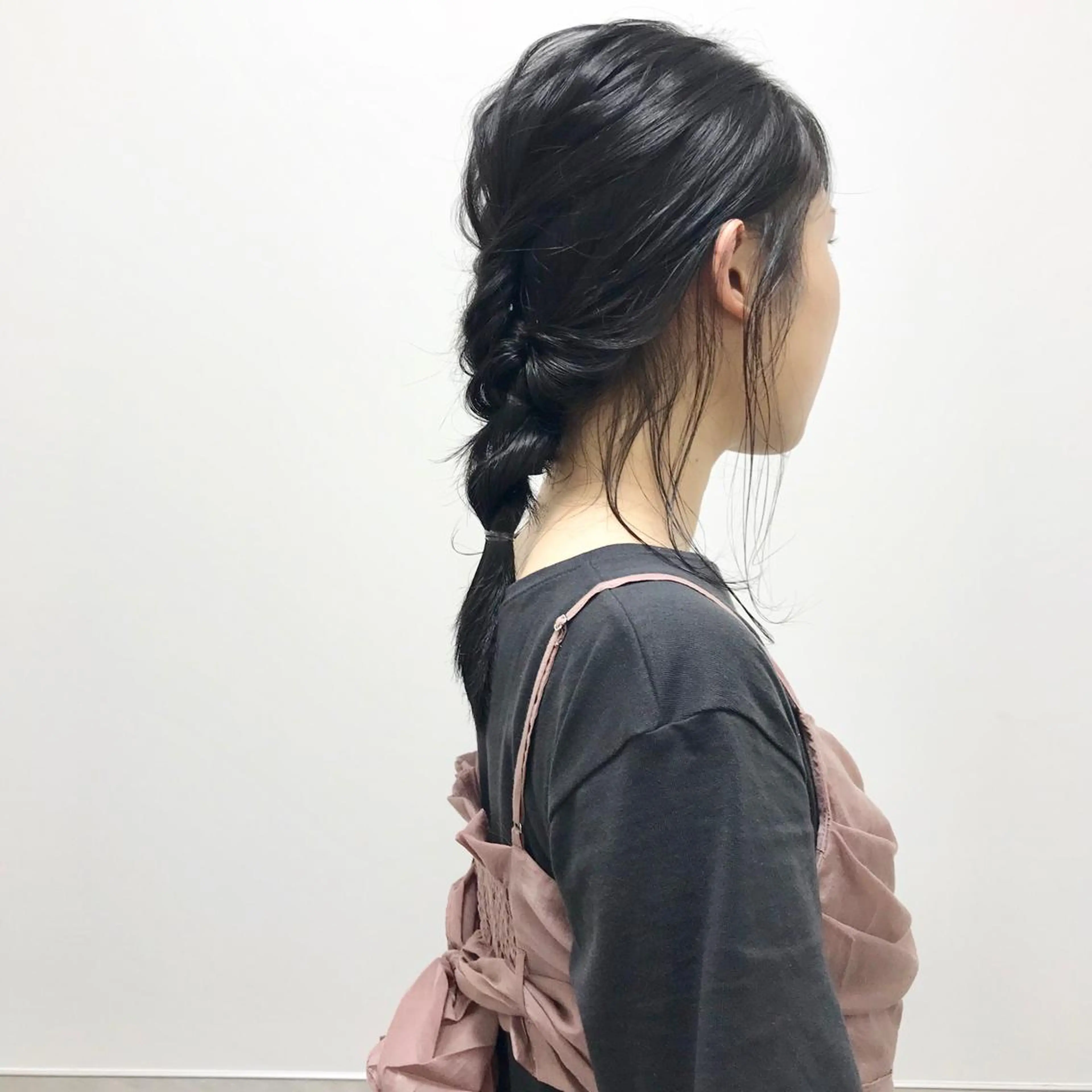 セミロング カラー ヘアアレンジ アッシュ アッシュブラック 黒髪 HARUNA🤍 色持ち良いツヤ髪のヘアスタイル