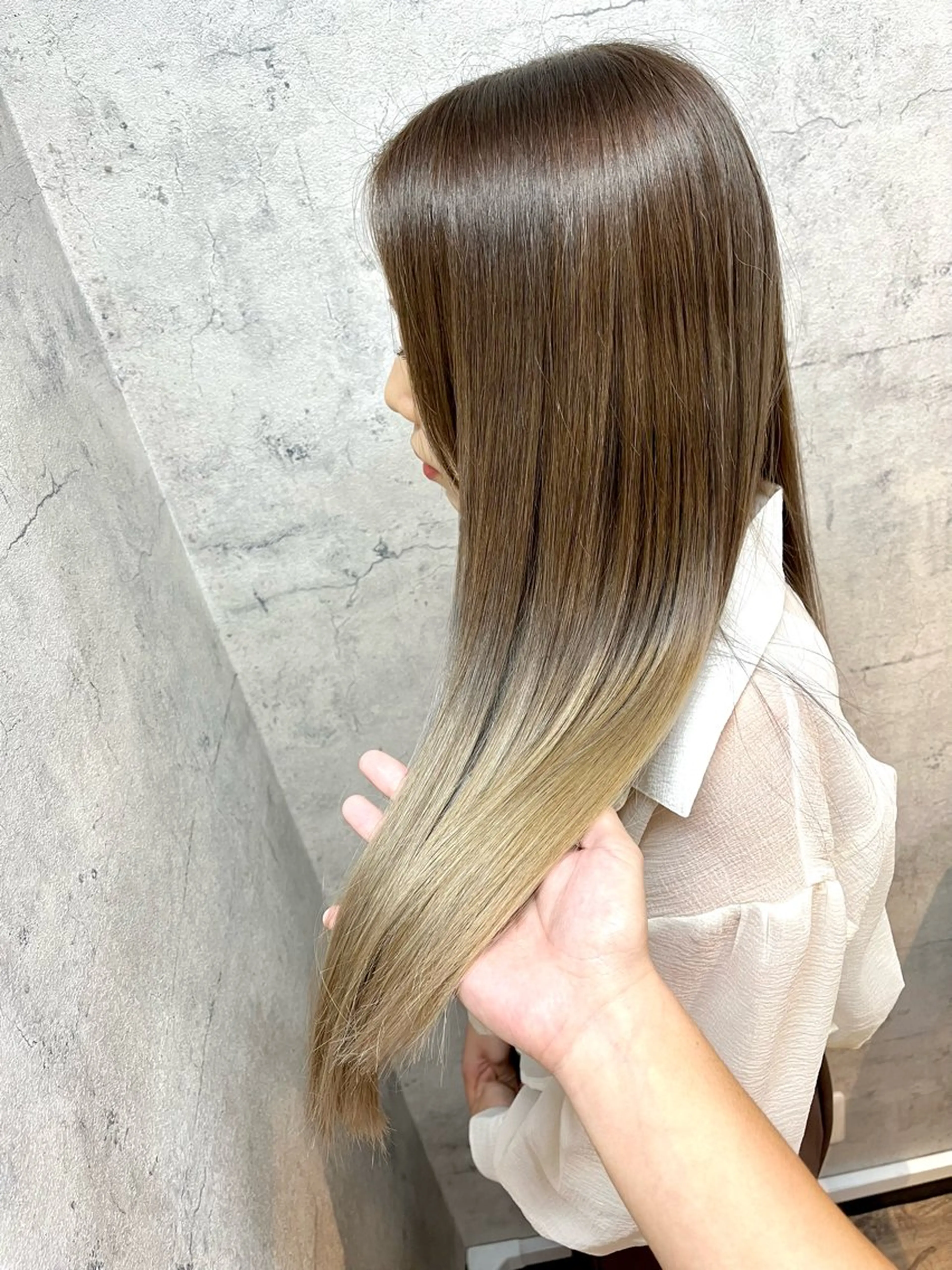 ロング カラー ベージュカラー グラデーションカラー ミルクティーベージュ カット トリートメント 松井 敬太郎のヘアスタイル