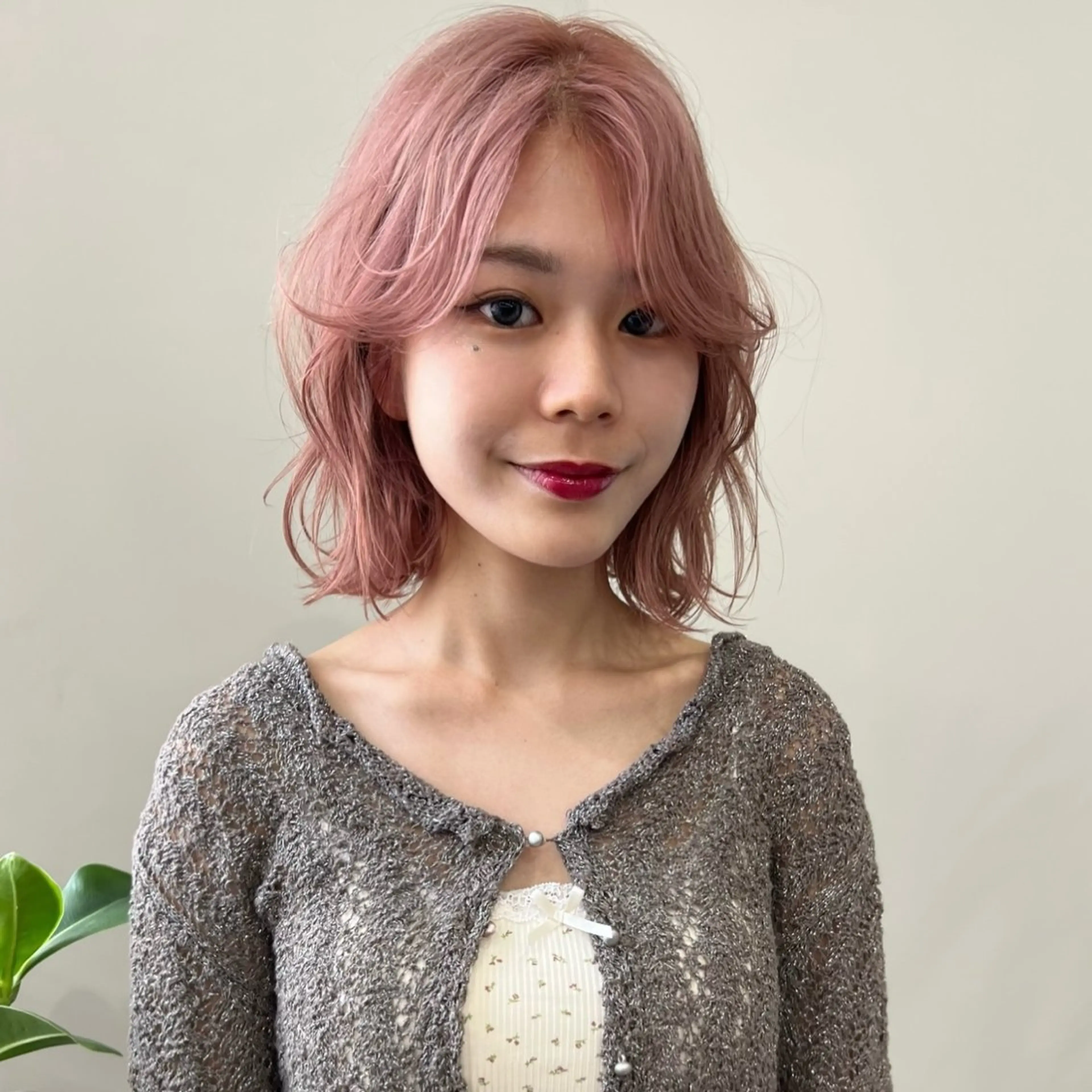 ミディアム カラー ベージュカラー ブリーチ ピンクカラー ピンクベージュ ヘアカラー arisa/暖色 /伏見のヘアスタイル