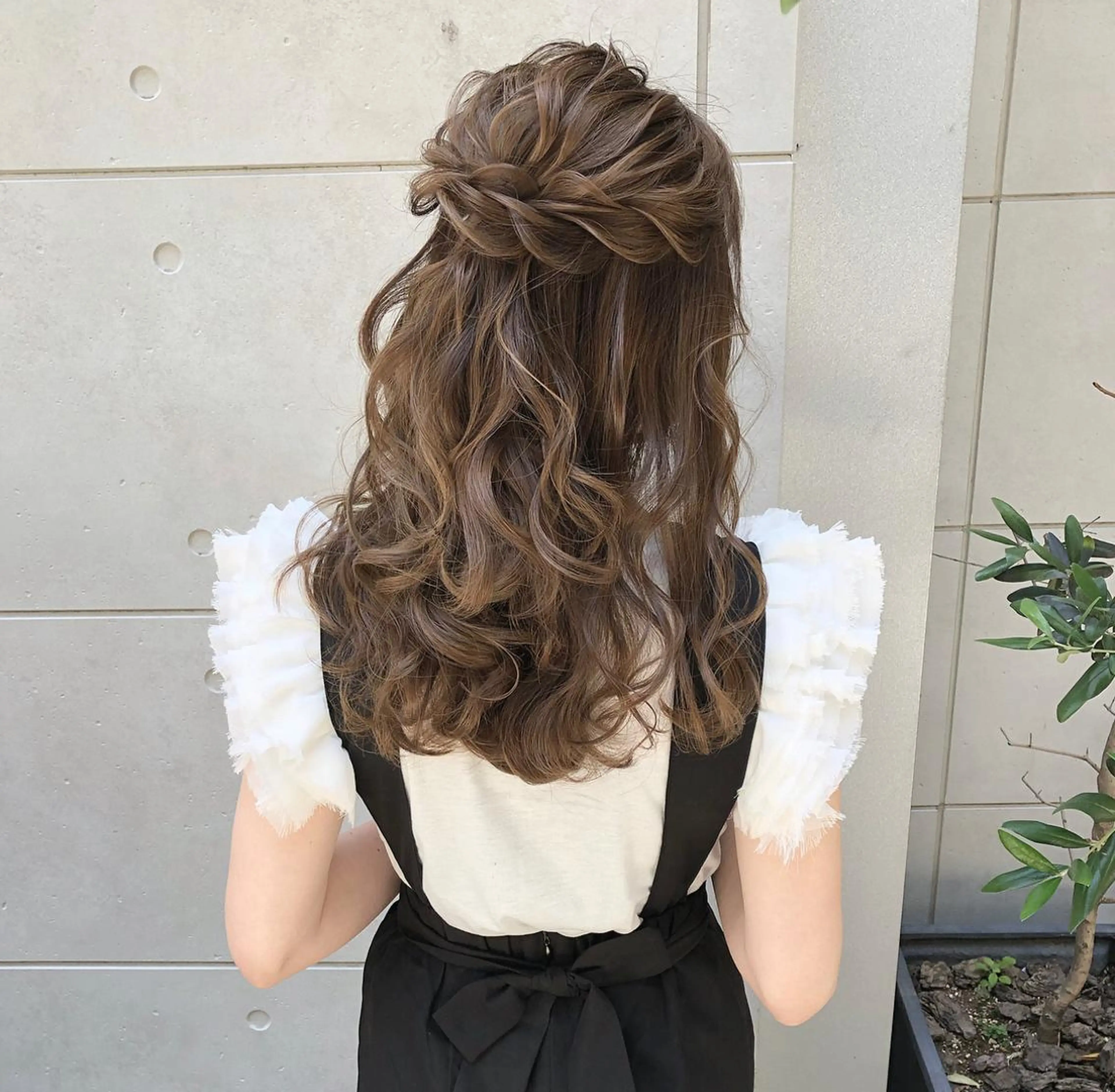 セミロング カラー ヘアアレンジ ハーフアップ オリーブグレー autre所属・大久保 ひでなりのヘアスタイル