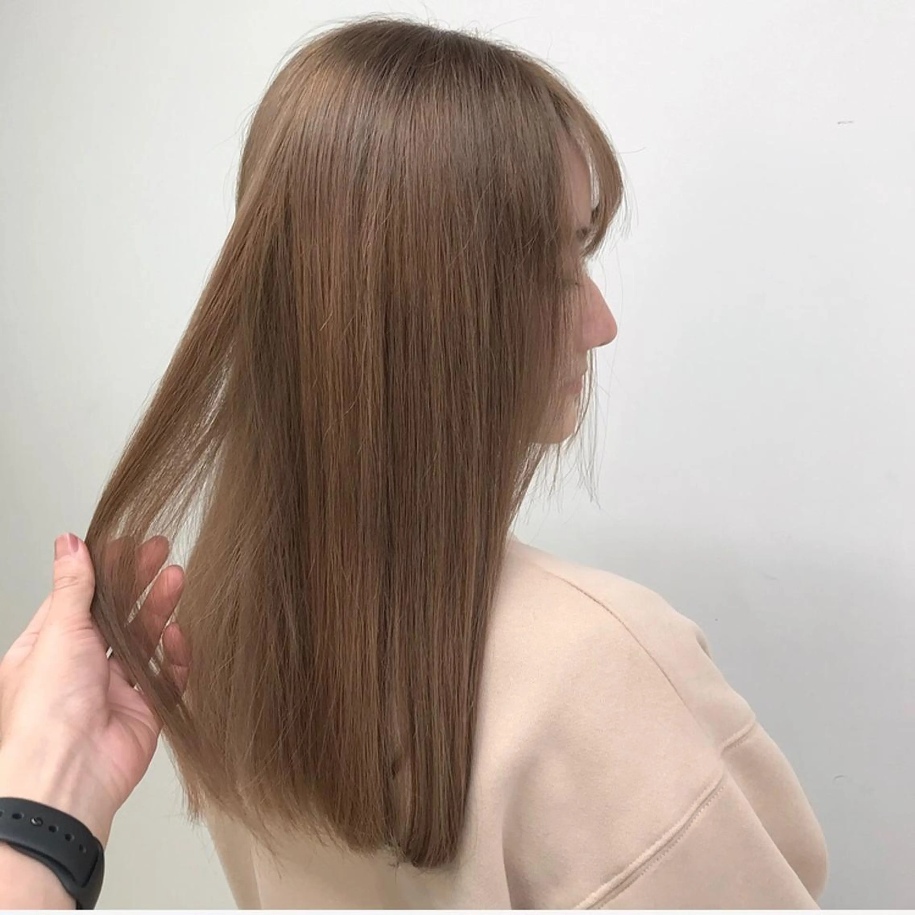 セミロング カラー 🩵ハイトーン 美咲🩵のヘアスタイル