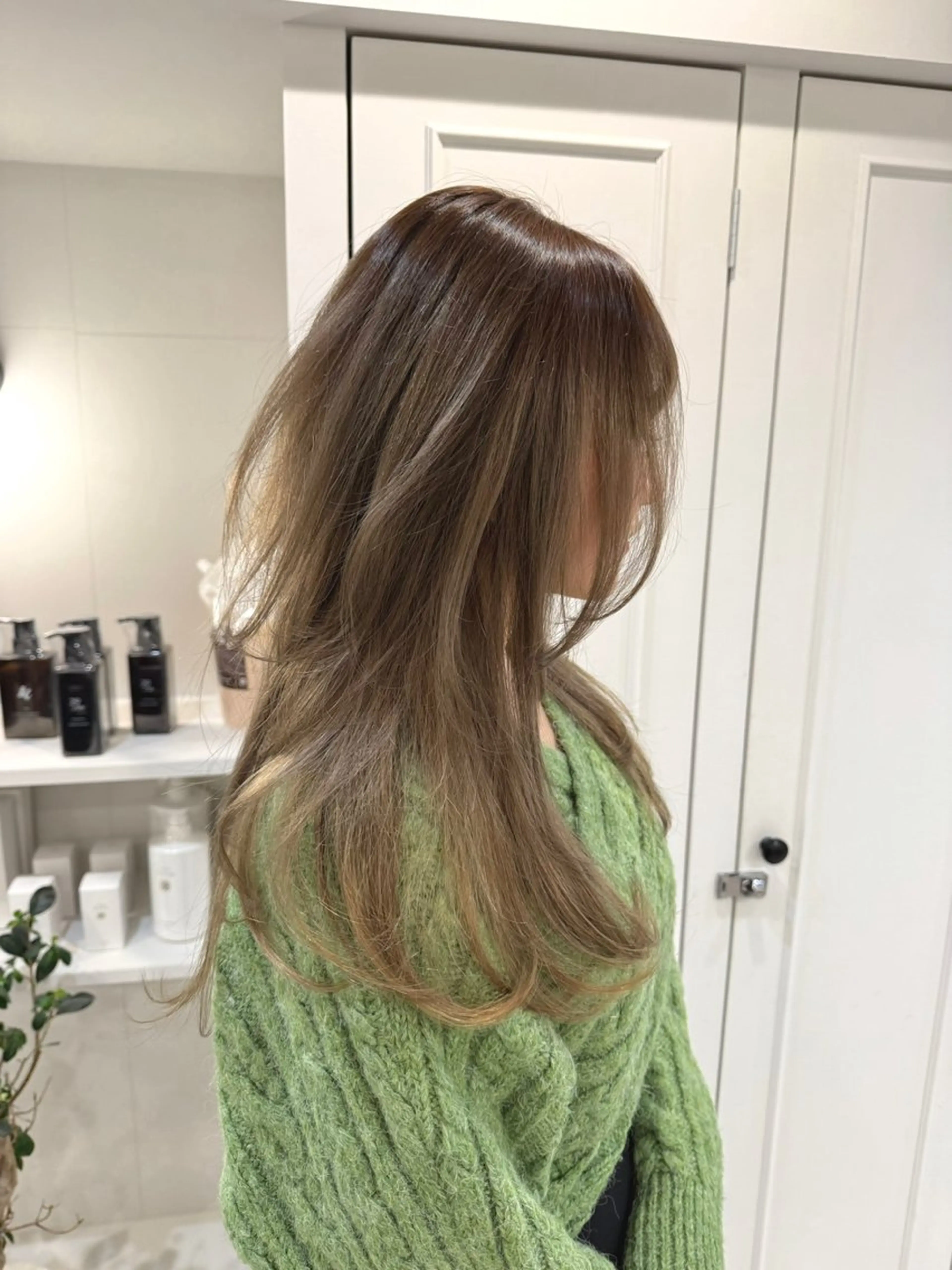 ロング カラー ヘアアレンジ バレイヤージュ ブリーチ ケアブリーチ グレージュ ミルクティーグレージュ カット ヘアカラー SALOWIN京都河原町Suite店所属・外国人風レイヤー/ ハイトーンSHUのヘアスタイル