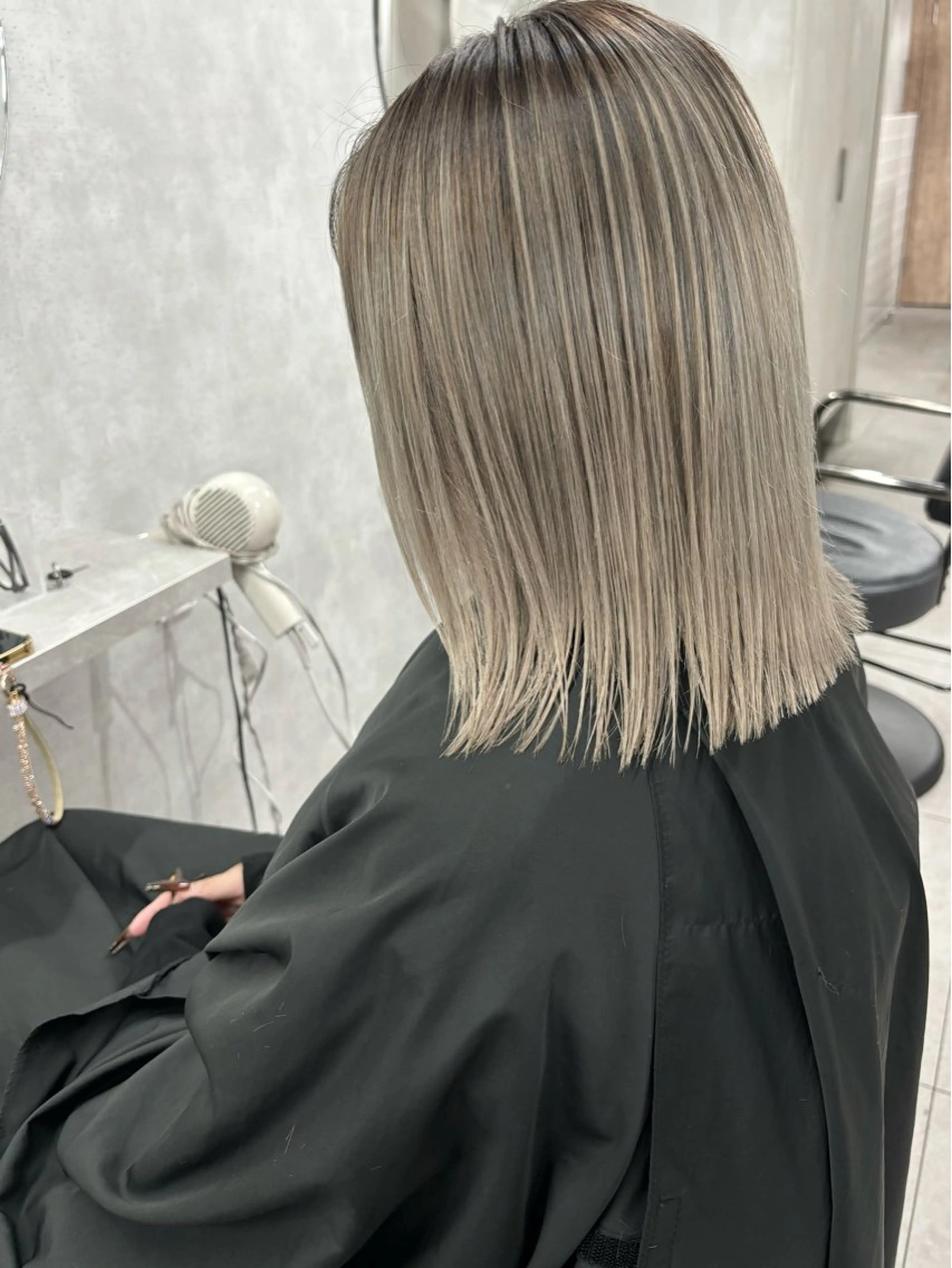 ミディアム カラー バレイヤージュ ブリーチ ハイトーンカラー レイヤーカット カット ヘアカラー 石井 紫文のヘアスタイル