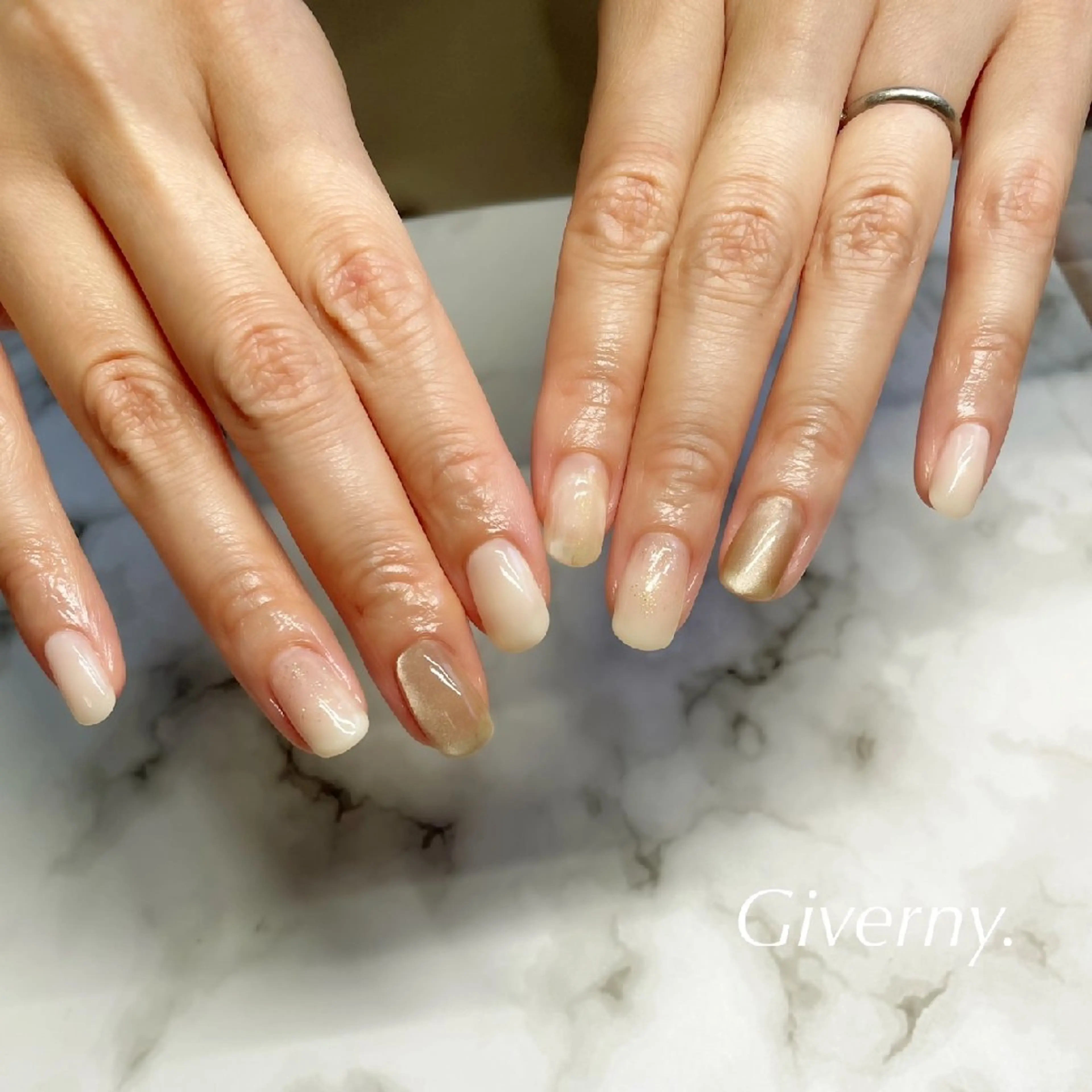ネイル マグネットネイル ホワイト ハンドネイル Giverny .のネイルデザイン