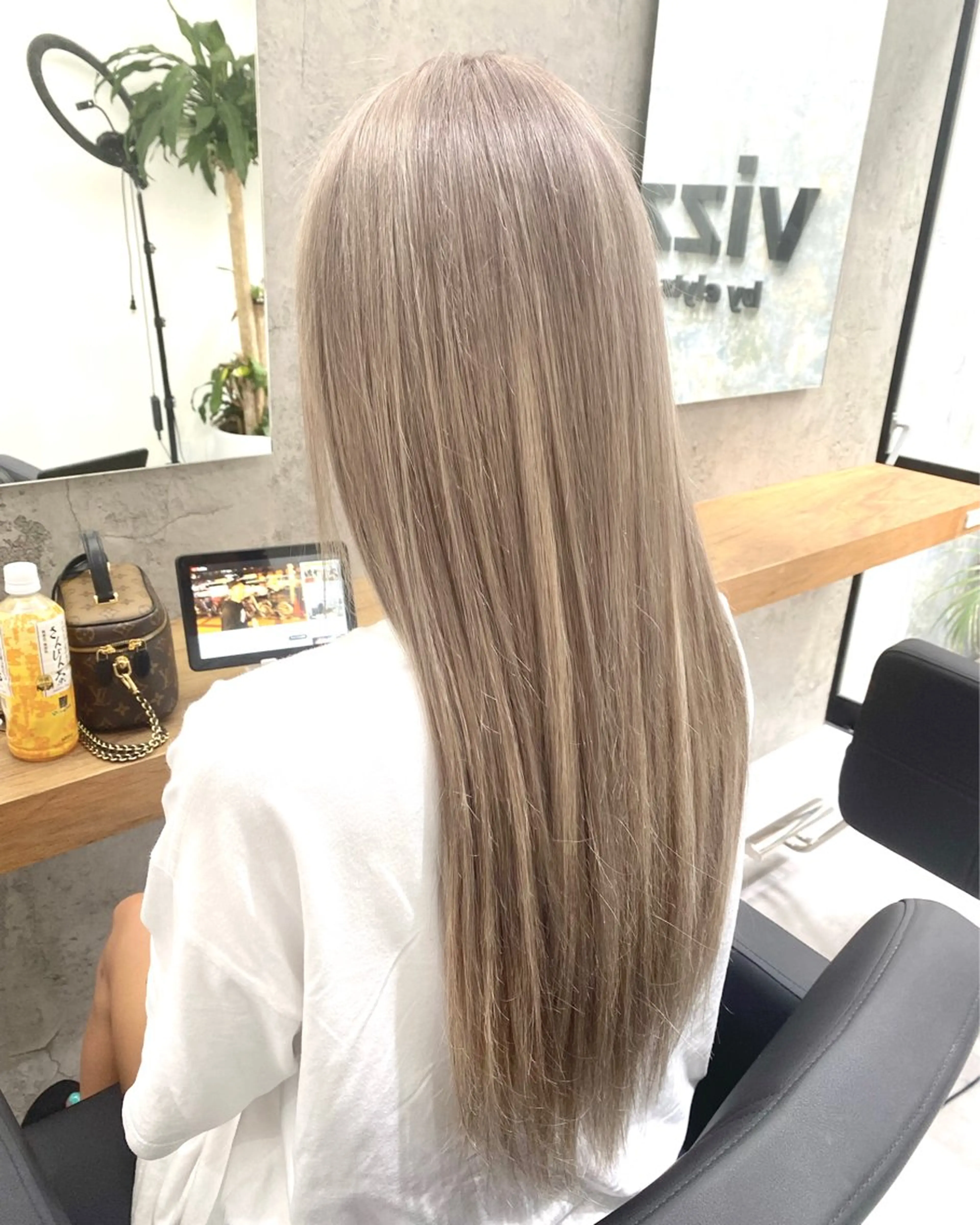 ロング カラー ヘアアレンジ シールエクステ ベージュカラー ブリーチ ハイトーンカラー ミルクティーベージュ エクステ vizz by elyts【北谷】のヘアスタイル