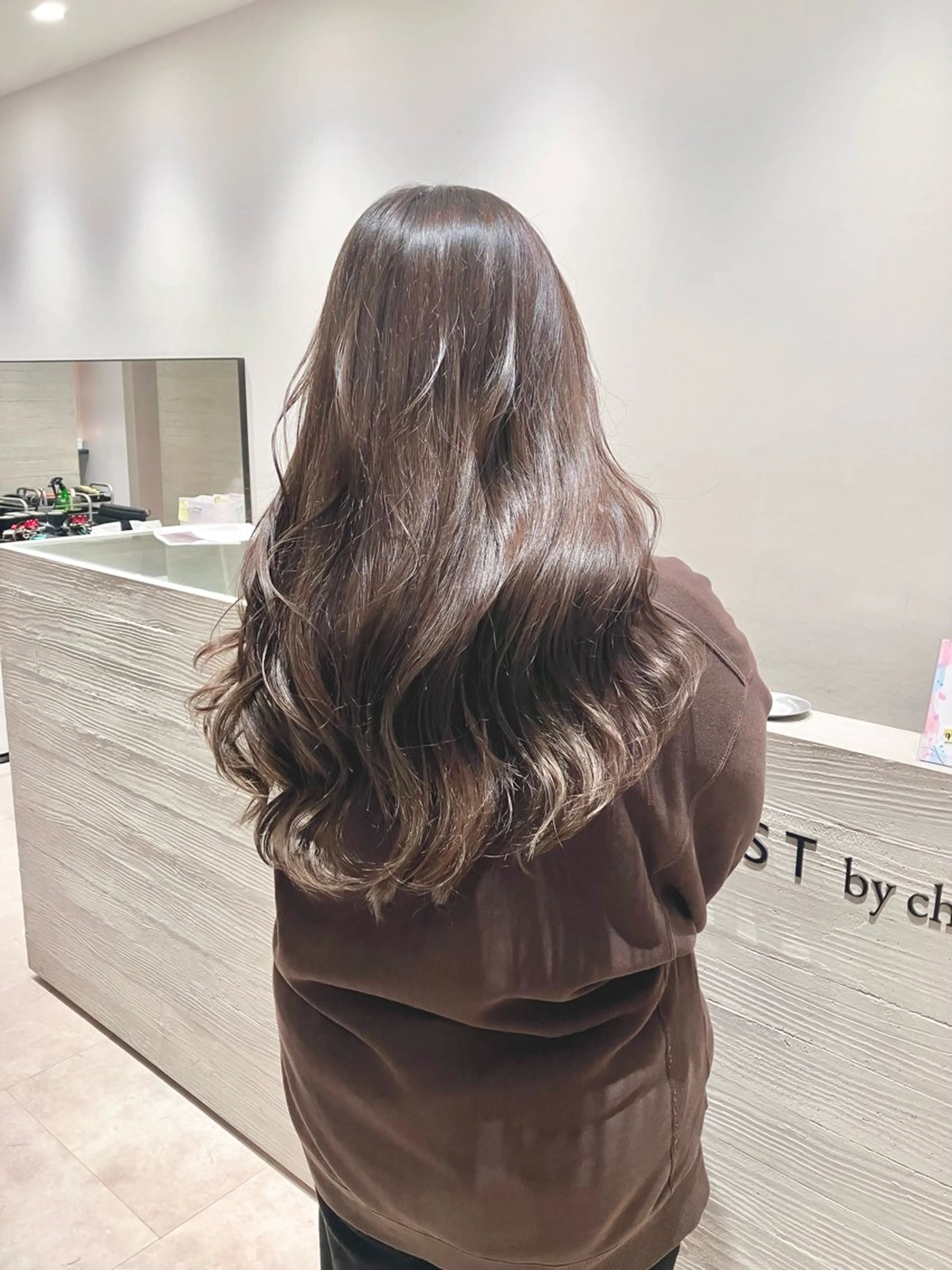 ロング カラー グレージュ レイヤーカット サキ🤍ハイトーン 🩰くびれ巻きヘアのヘアスタイル