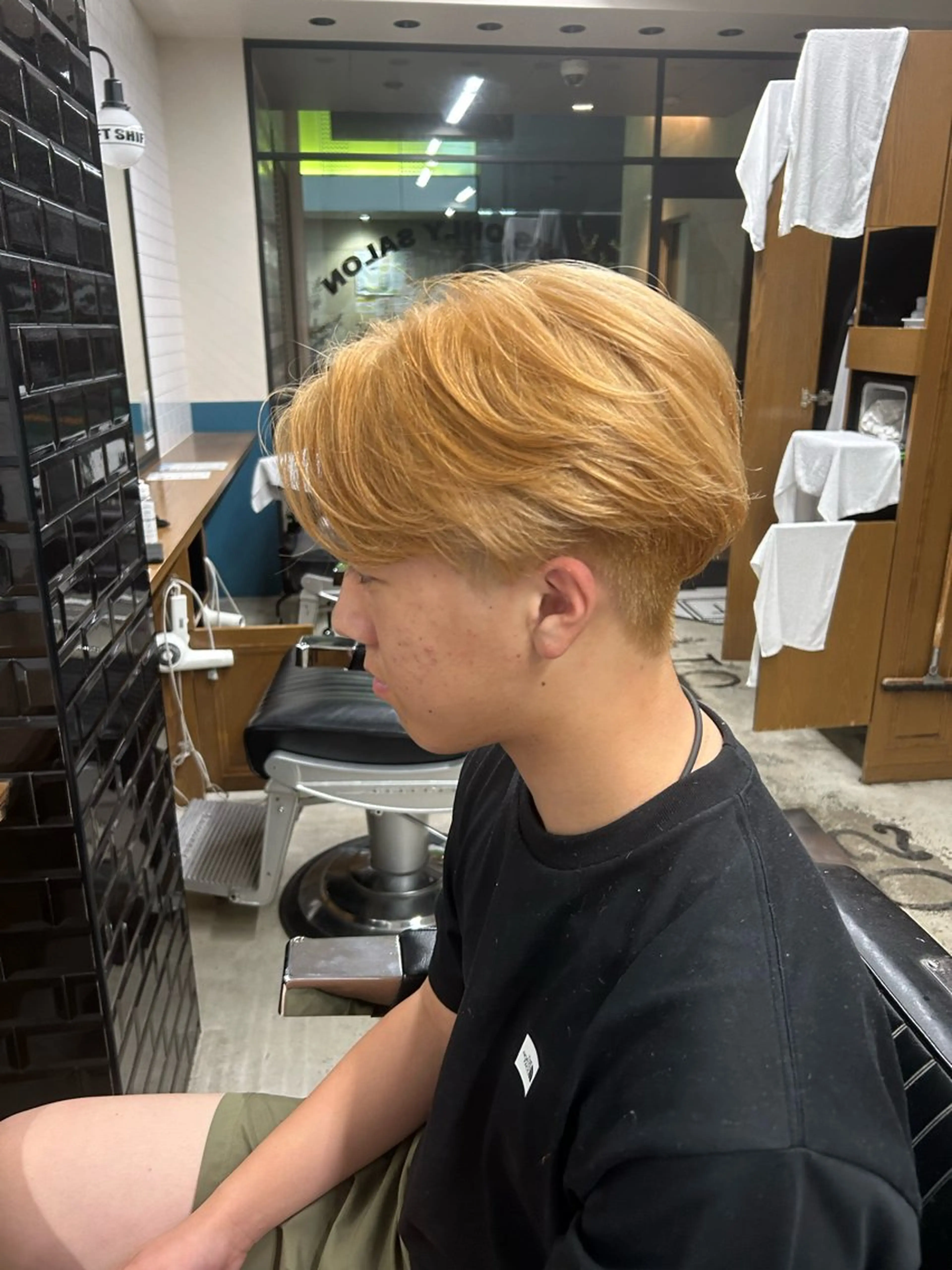 ミディアム カラー メンズ メンズブリーチ メンズハイトーン ベージュカラー ブリーチ 透明感カラー カット ヘアカラー 池田 海斗のヘアスタイル