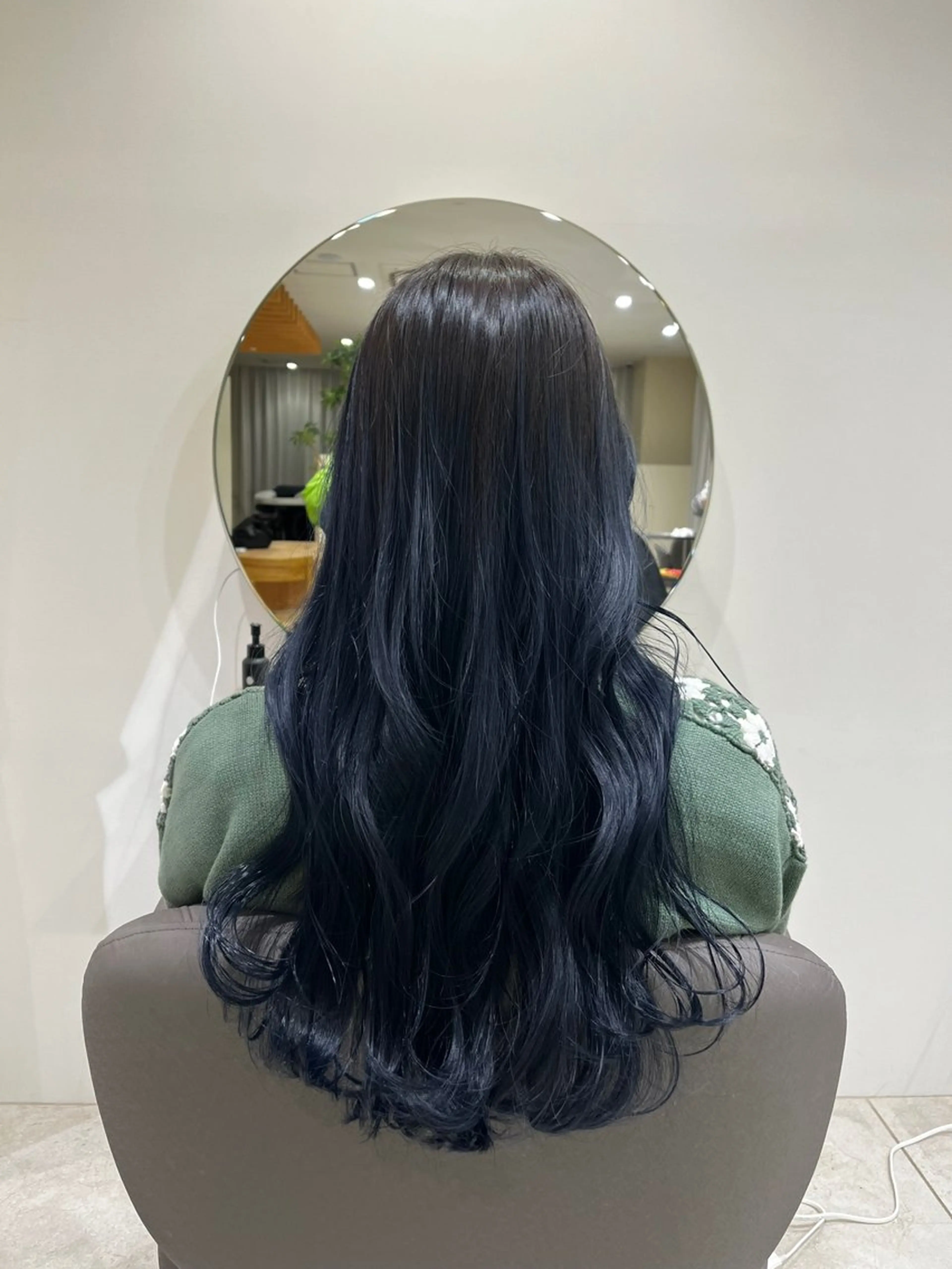 ロング カラー 黒髪 ブルーカラー ブルーブラック miwa Yuma /ブリーチ、パーマのヘアスタイル