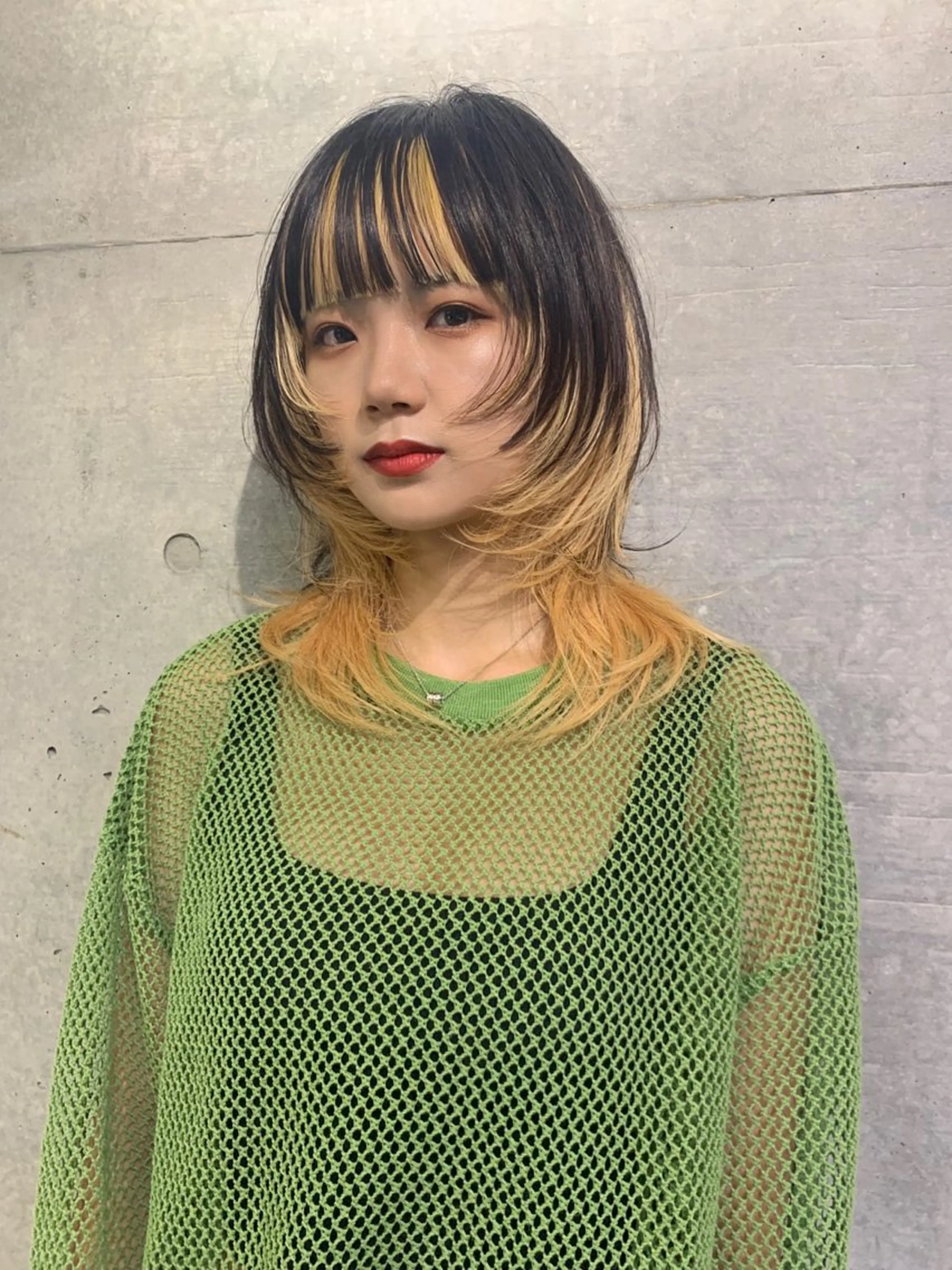 ミディアム カラー ヘアアレンジ ブリーチ 抜きっぱなしブロンド 顔周りカット レイヤーカット ウルフカット カット トリートメント THE./ブリーチ 透感カラー/髪質改善のヘアスタイル