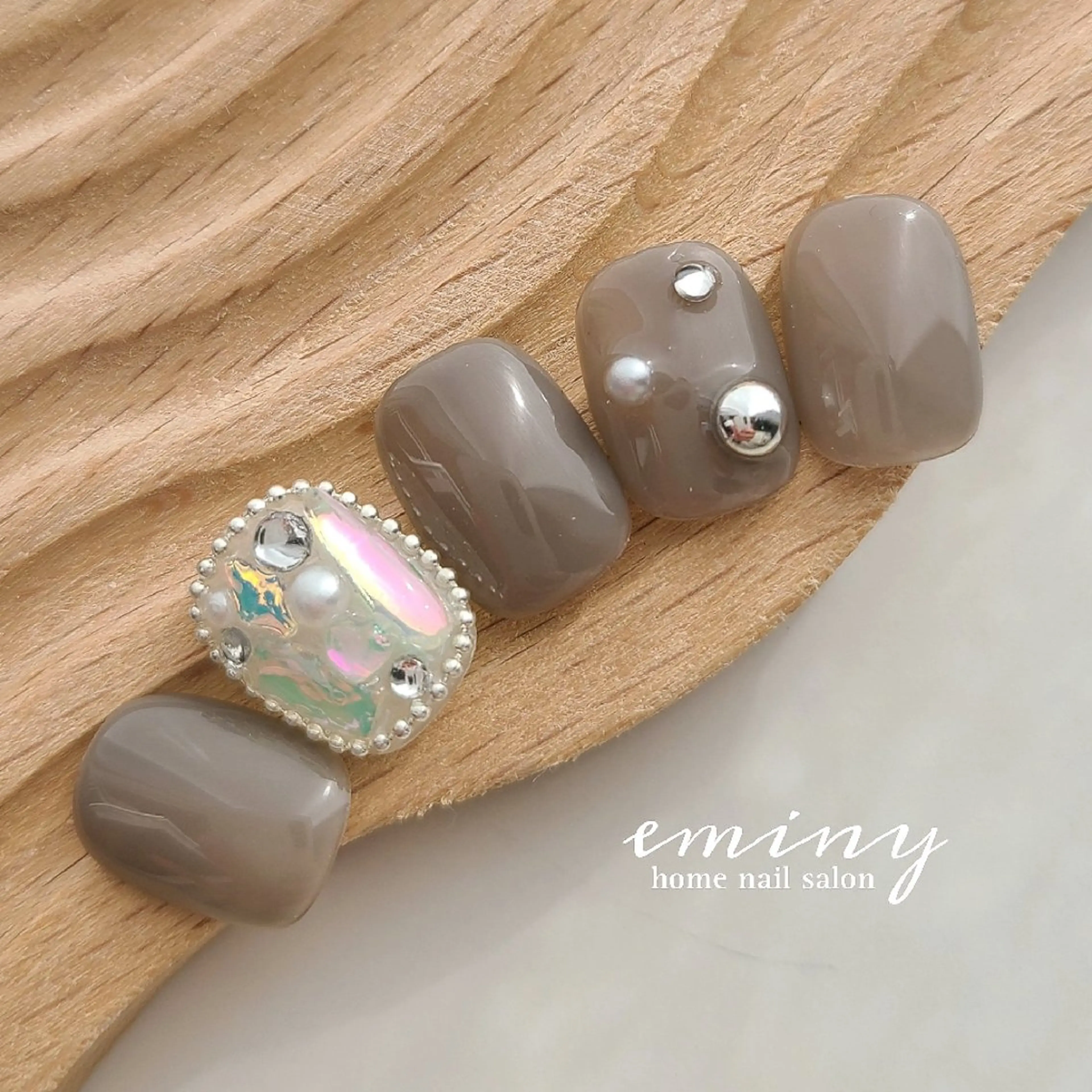 ネイル オーロラネイル 氷ネイル・うるうるネイル キラキラネイル 韓国ネイル ストーンネイル ハンドネイル nail salon  eminyのネイルデザイン