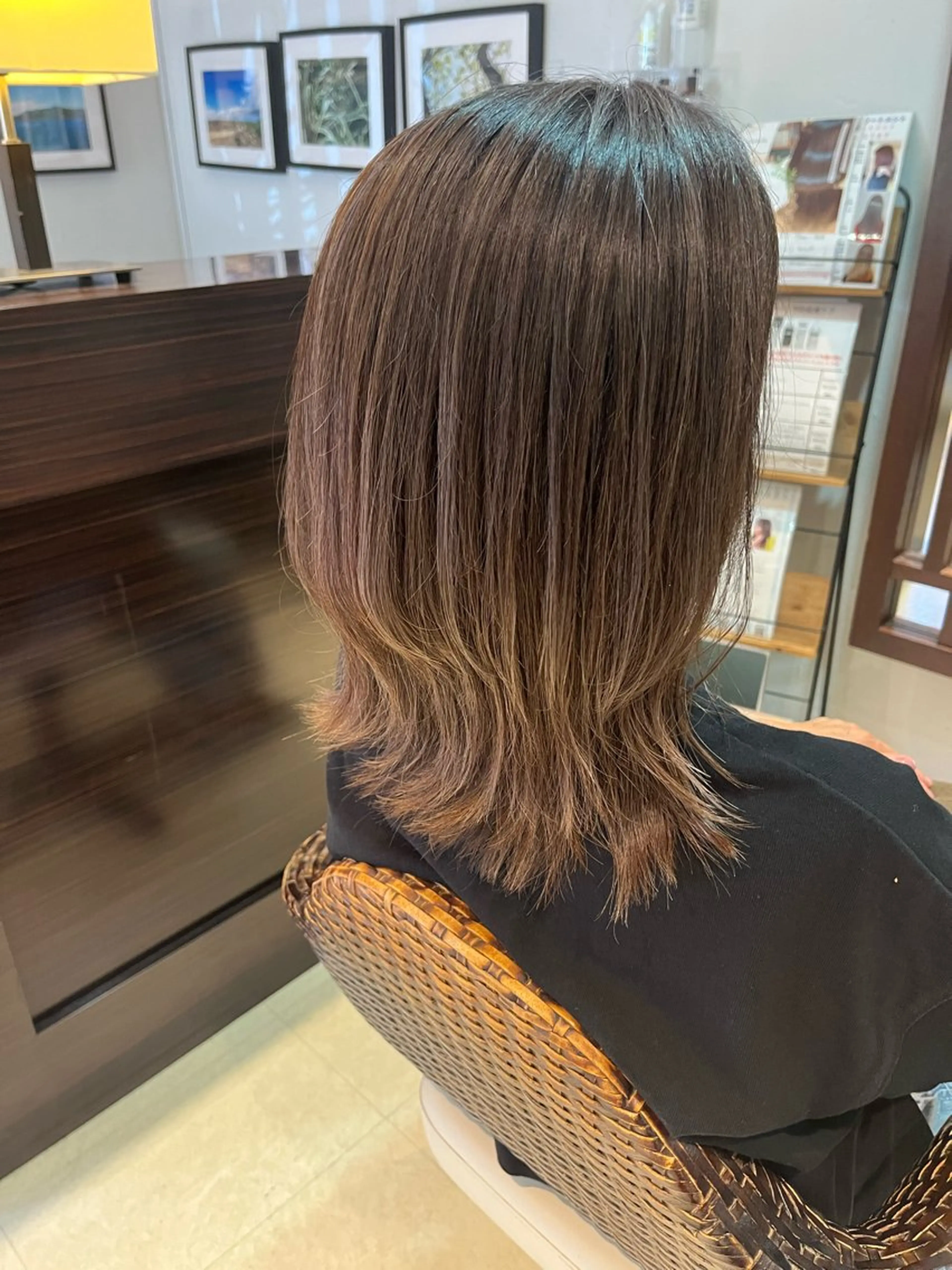 セミロング ハイライト カット ヘアカラー 岩上 充希のヘアスタイル
