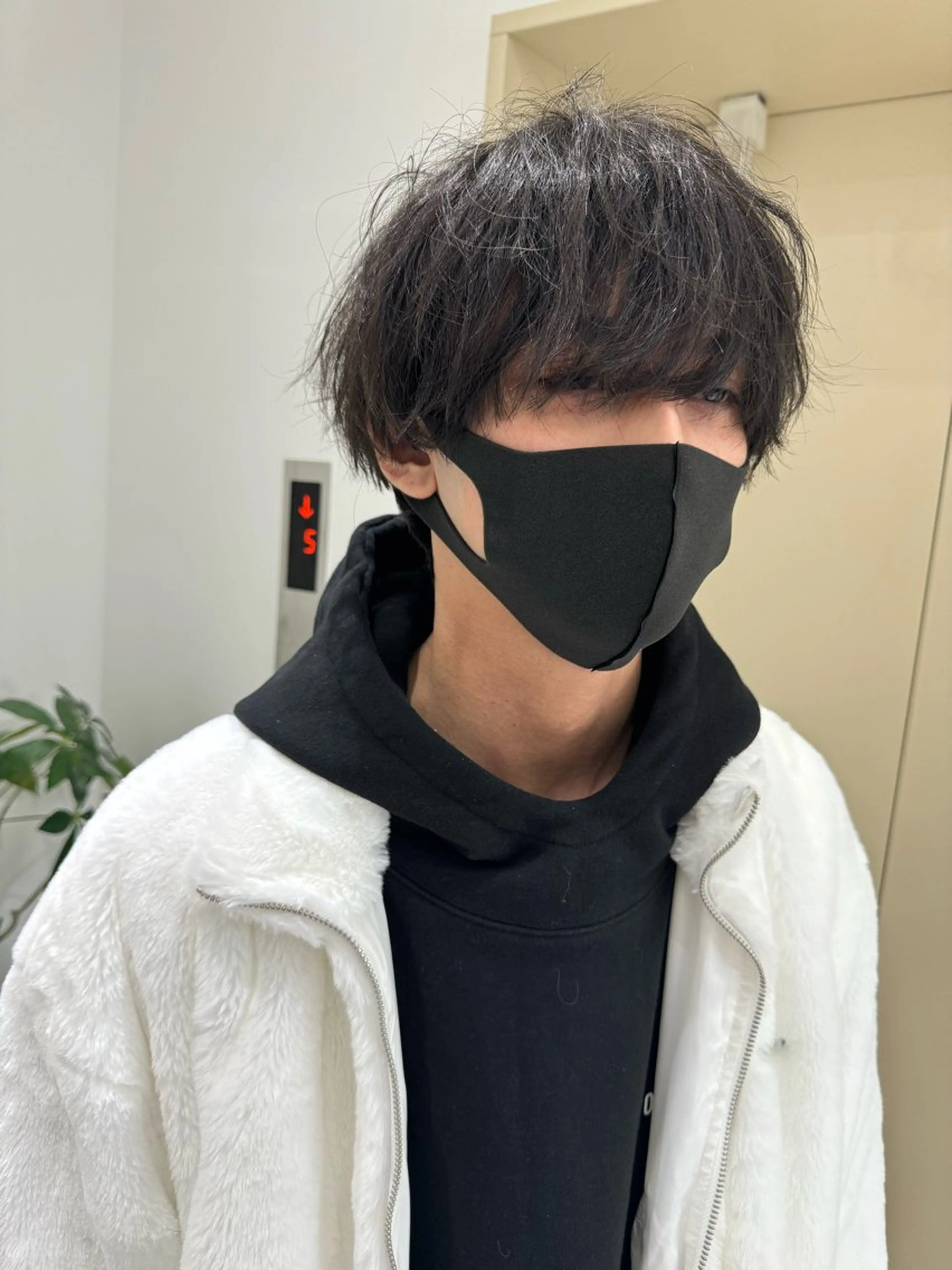 ミディアム メンズ マッシュ カット 透け 艶感カラー齊木 勇人のヘアスタイル