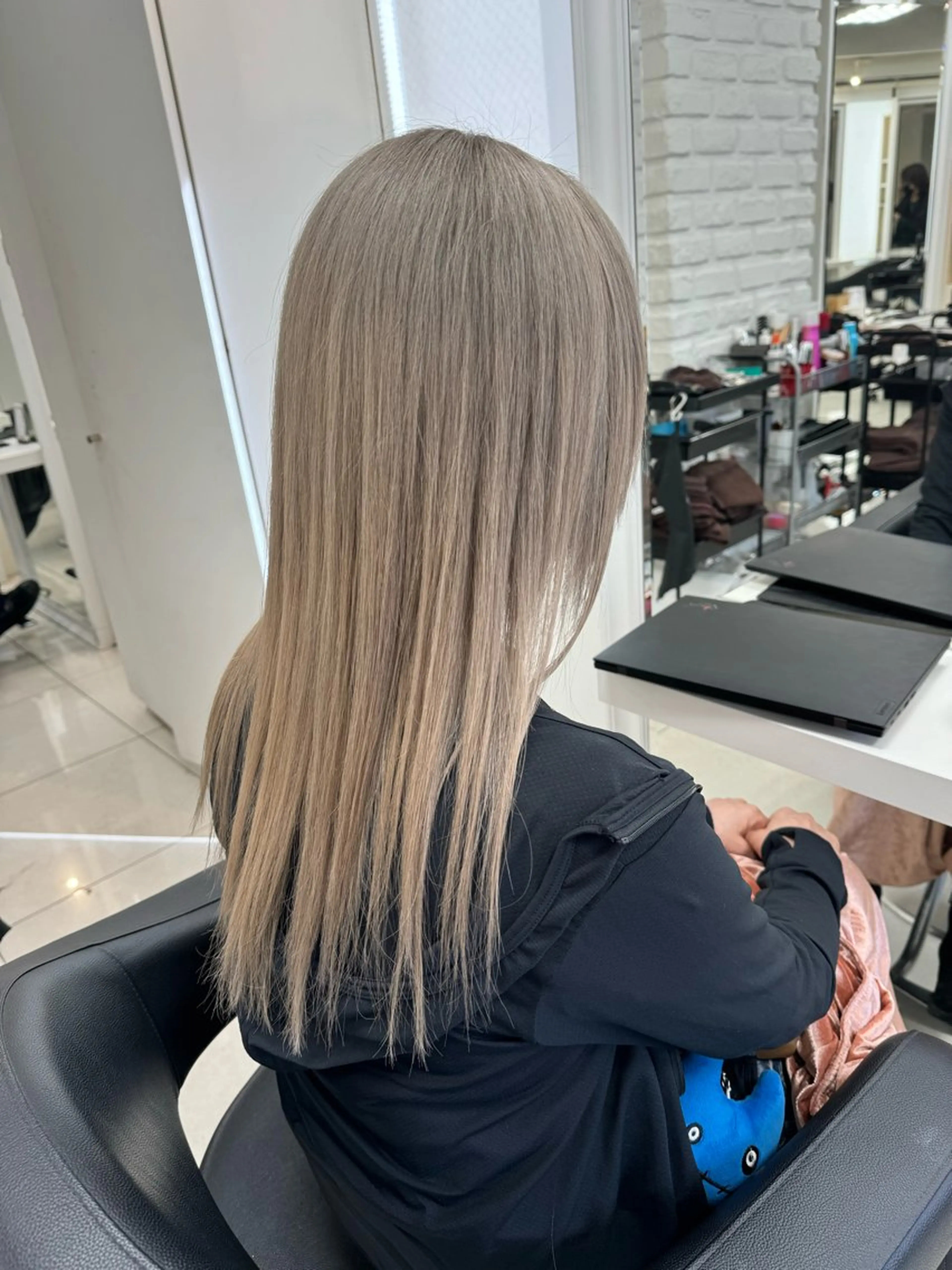 ロング カラー ブリーチ イルミナカラー カット ヘアカラー トリートメント 【デザインカラー】 粥川佳日望のヘアスタイル