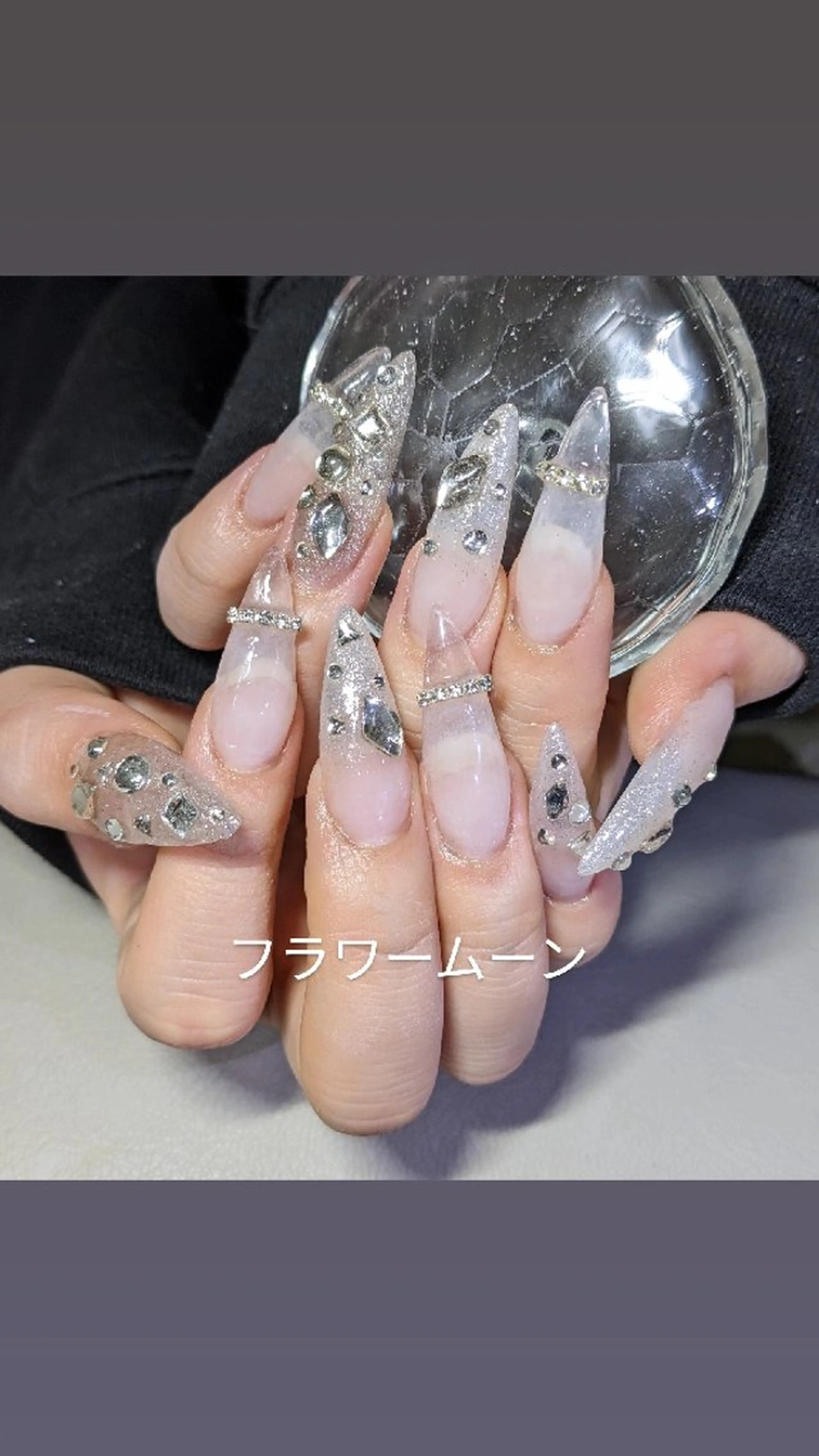 ネイル クリアネイル ラメ(グリッター) シルバー ハンドネイル ハンドケア フラワー ムーンのネイルデザイン