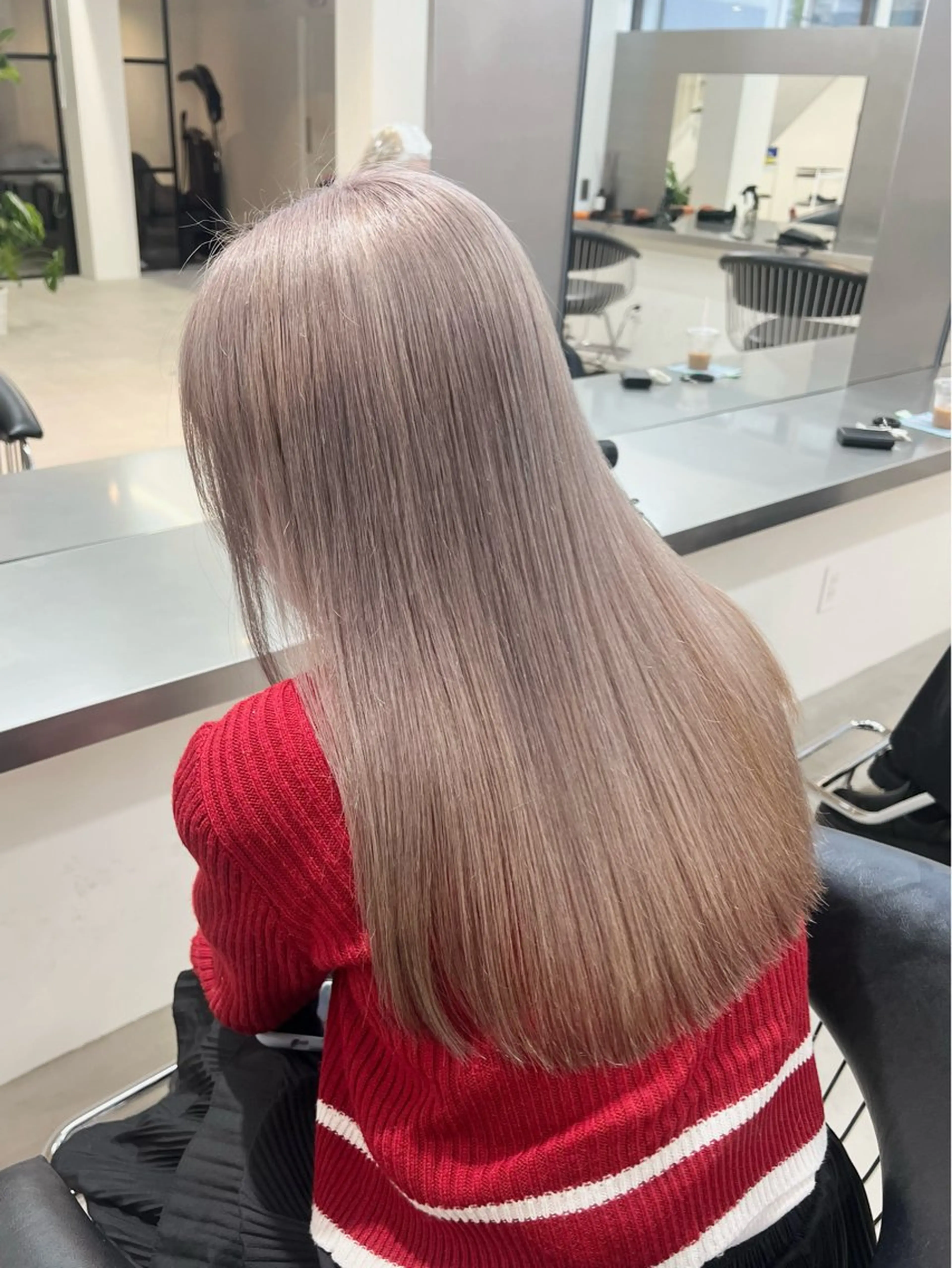 ロング カラー ベージュカラー ブリーチ ミルクティーベージュ カット ヘアカラー Ami ブリーチ/ハイトーンのヘアスタイル