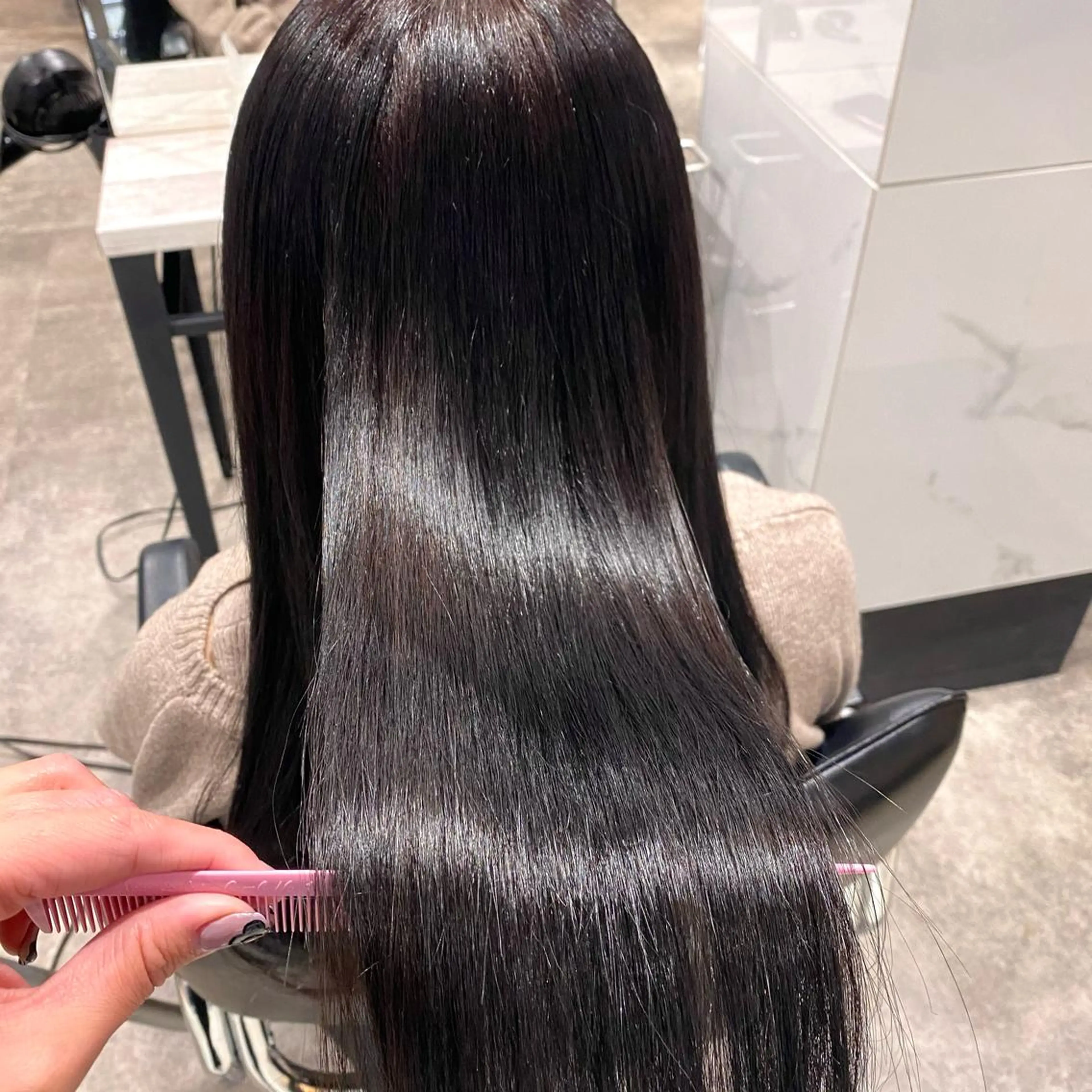 ロング カラー パーマ ヘアアレンジ youres hair東新宿店所属・新宿⌇韓国風ヘア ⌇透明感カラーのヘアスタイル