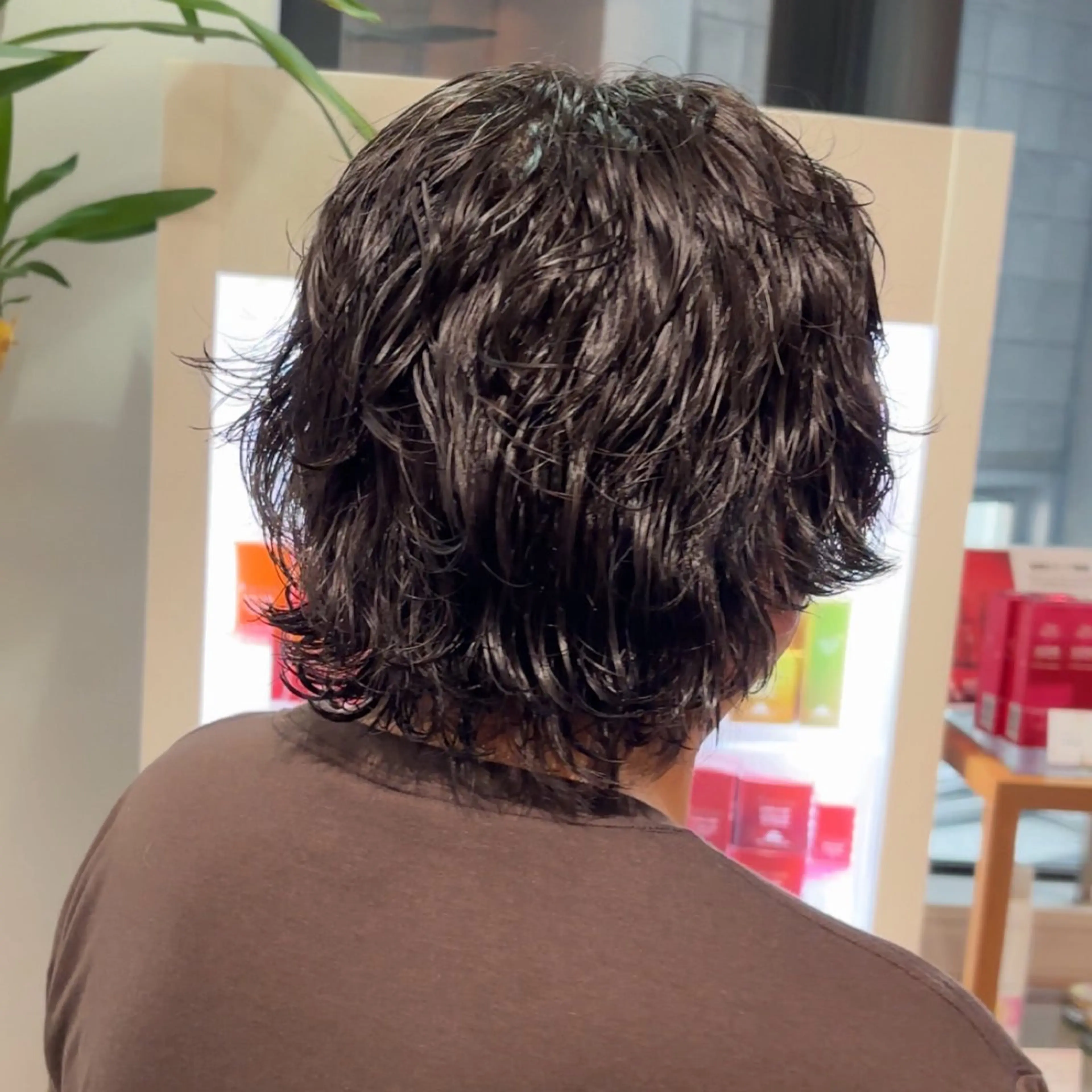 ショート パーマ aura所属・波巻きパーマ✨️ ケアブリーチカラーのヘアスタイル