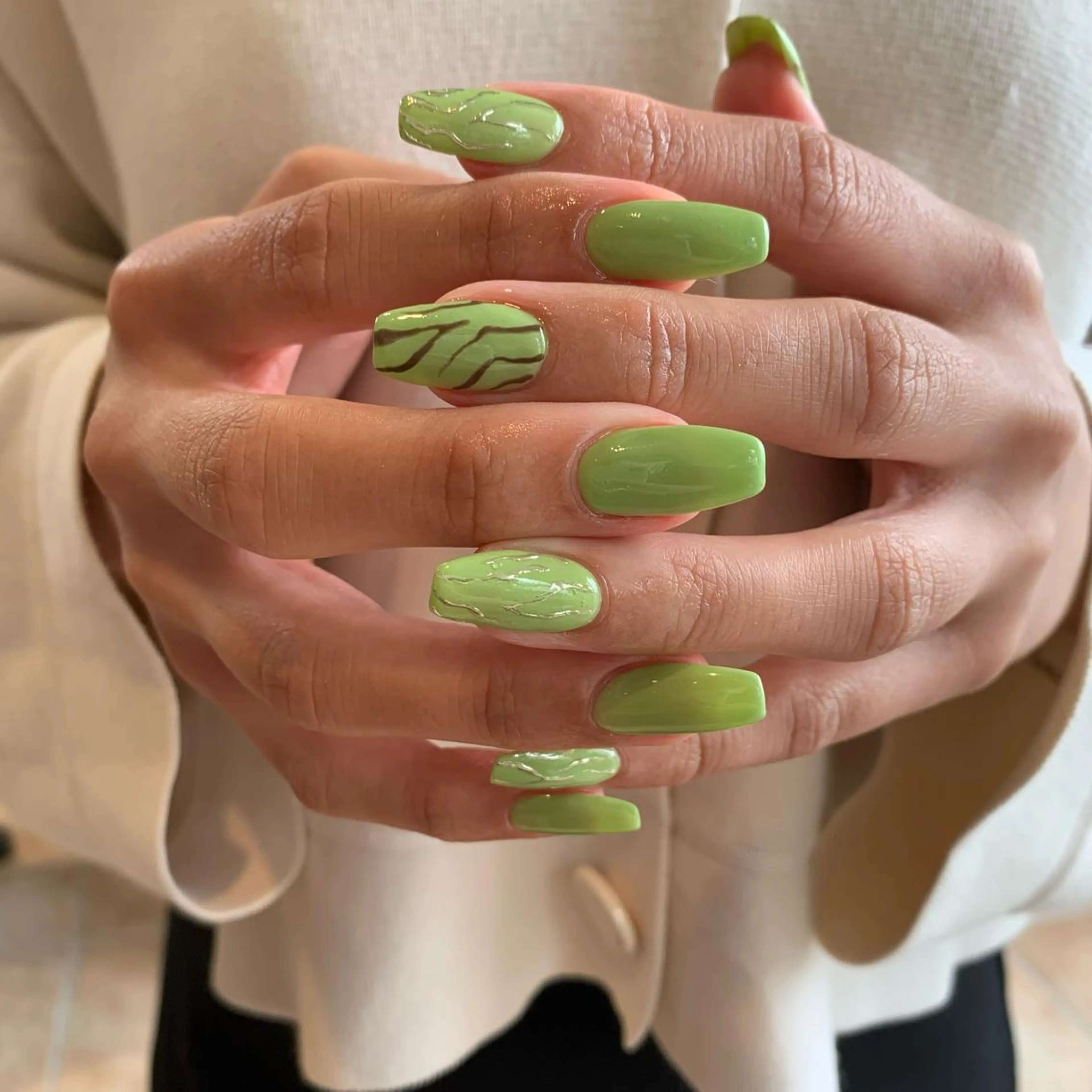 ネイル アニマル柄 グリーン ミラーネイル ハンドネイル 佐藤 穂乃香のネイルデザイン