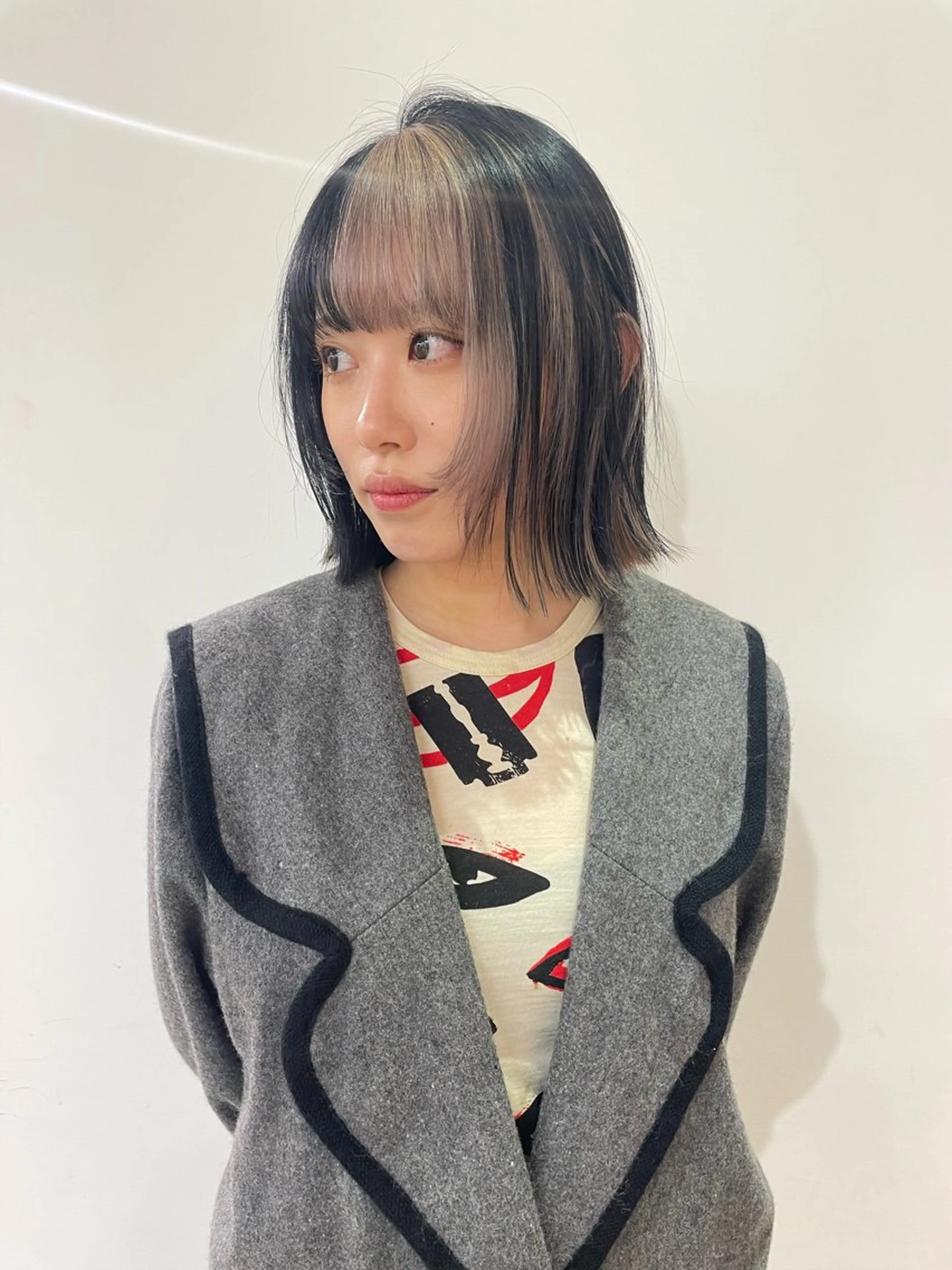 ミディアム カラー ミストバング ベージュカラー 黒髪 ブリーチ デザインカラー ヘアカラー トリートメント MIU/ルーツカラー ボブ/顔周りレイヤーのヘアスタイル