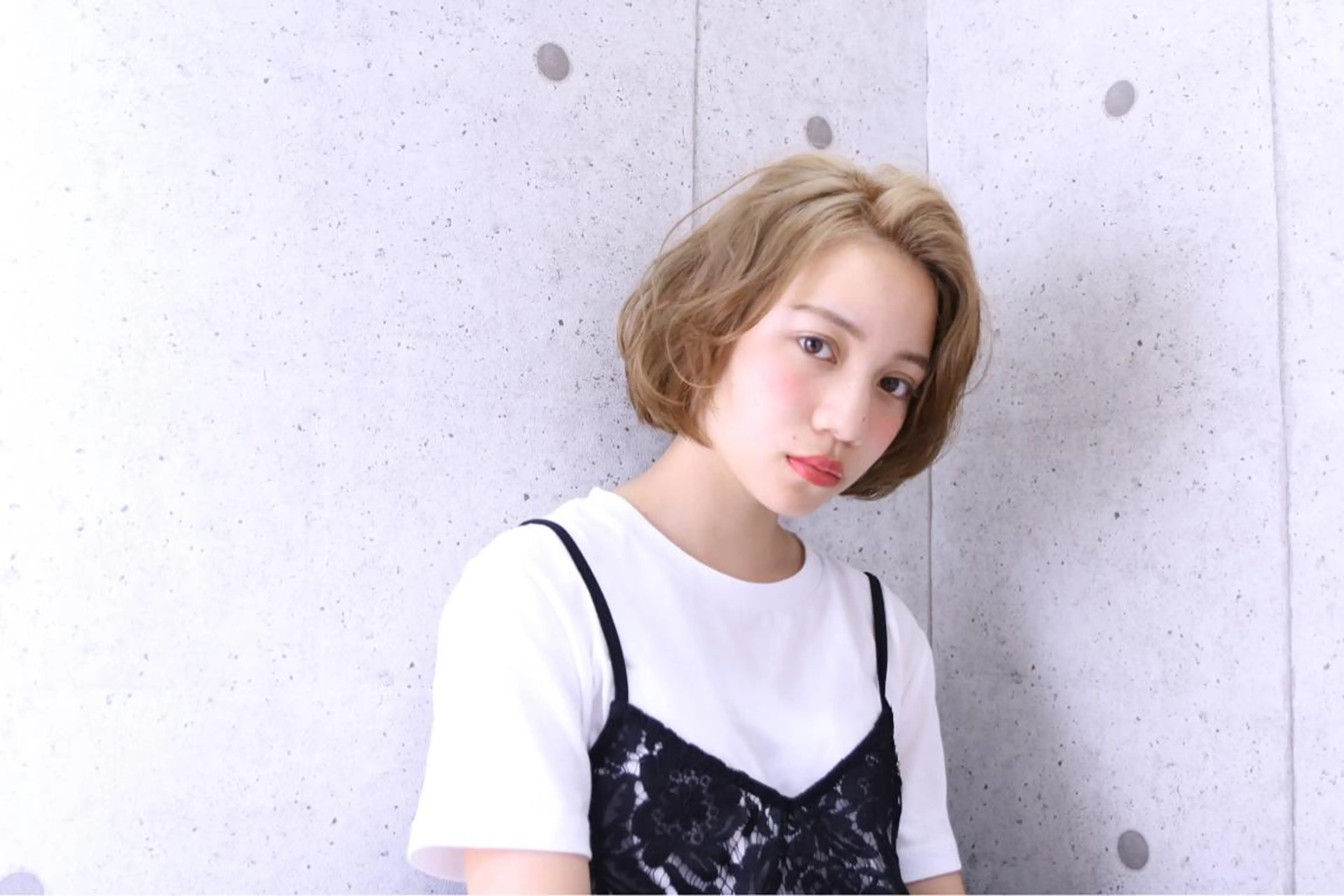 ミディアム カラー アッシュ ベージュカラー ブリーチ 透明感カラー イルミナカラー 山下 直人のヘアスタイル