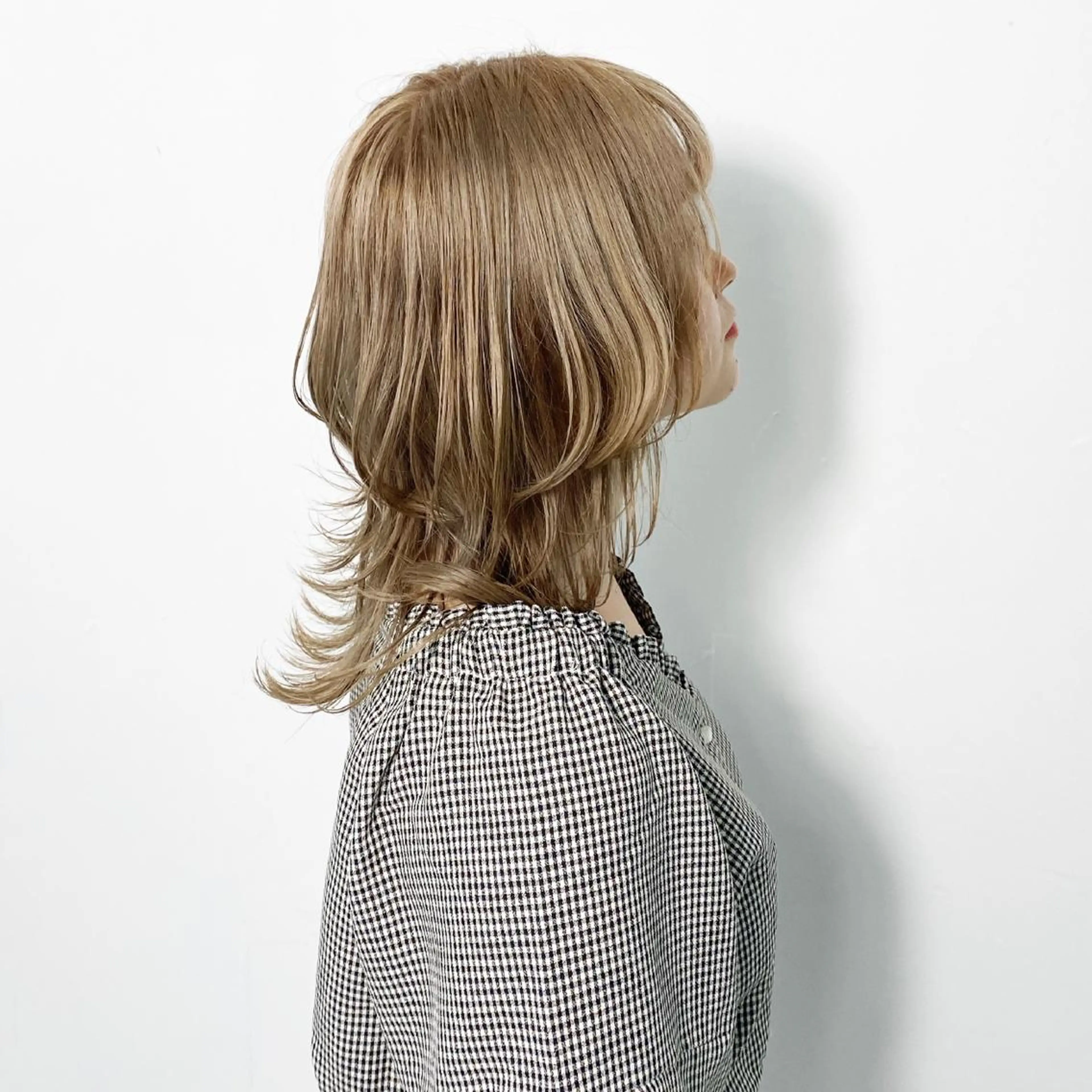ミディアム カラー ヘアアレンジ ミディアムレイヤー ミストバング ベージュカラー ブロンド ブロンドベージュ カット ヘアカラー トリートメント 大橋 拓巳のヘアスタイル