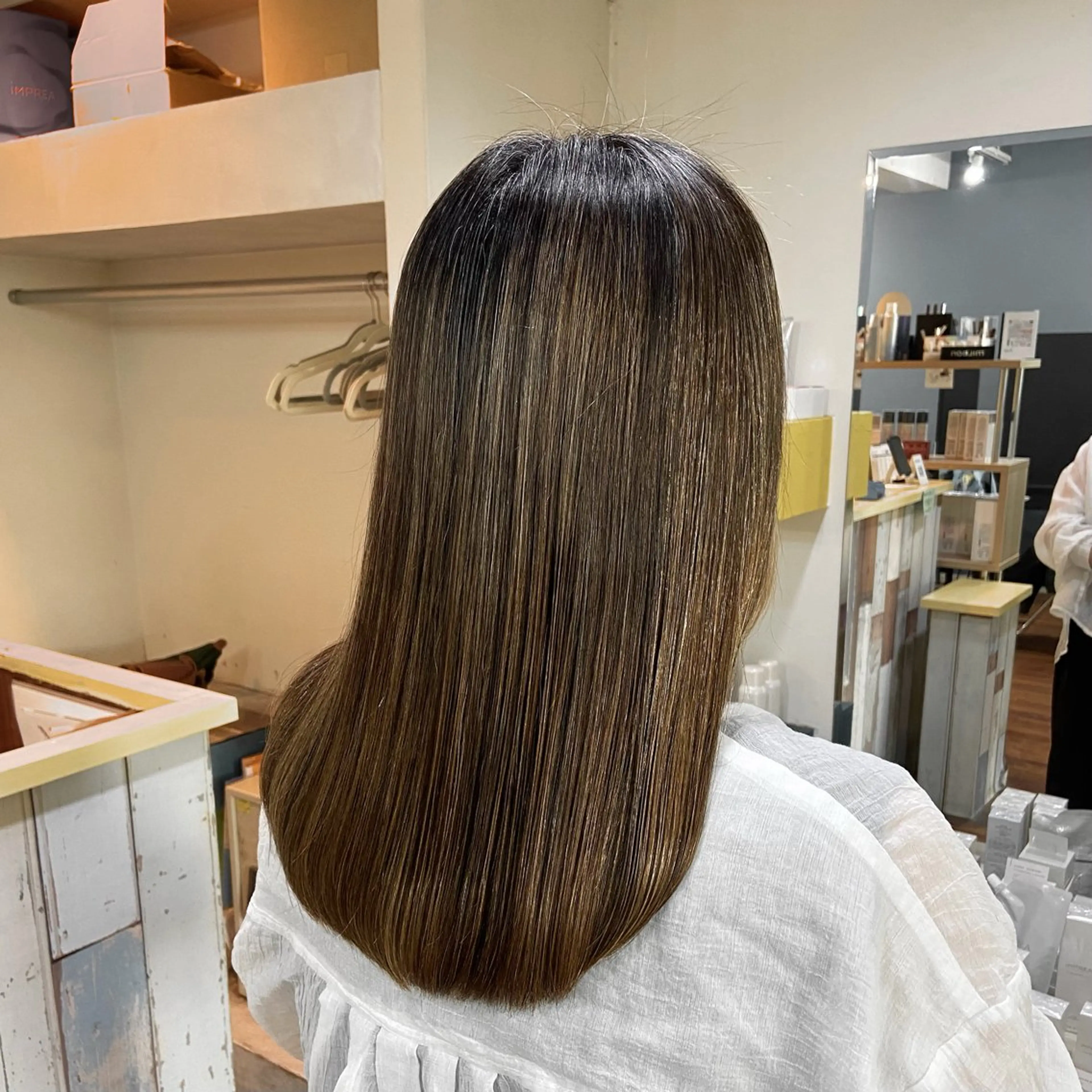 セミロング カラー バレイヤージュ ブリーチ 髪質改善 レイヤーカット 酸性ストレート カット 縮毛矯正 トリートメント 髪質改善/ストレート /透明感/西川奈穂のヘアスタイル