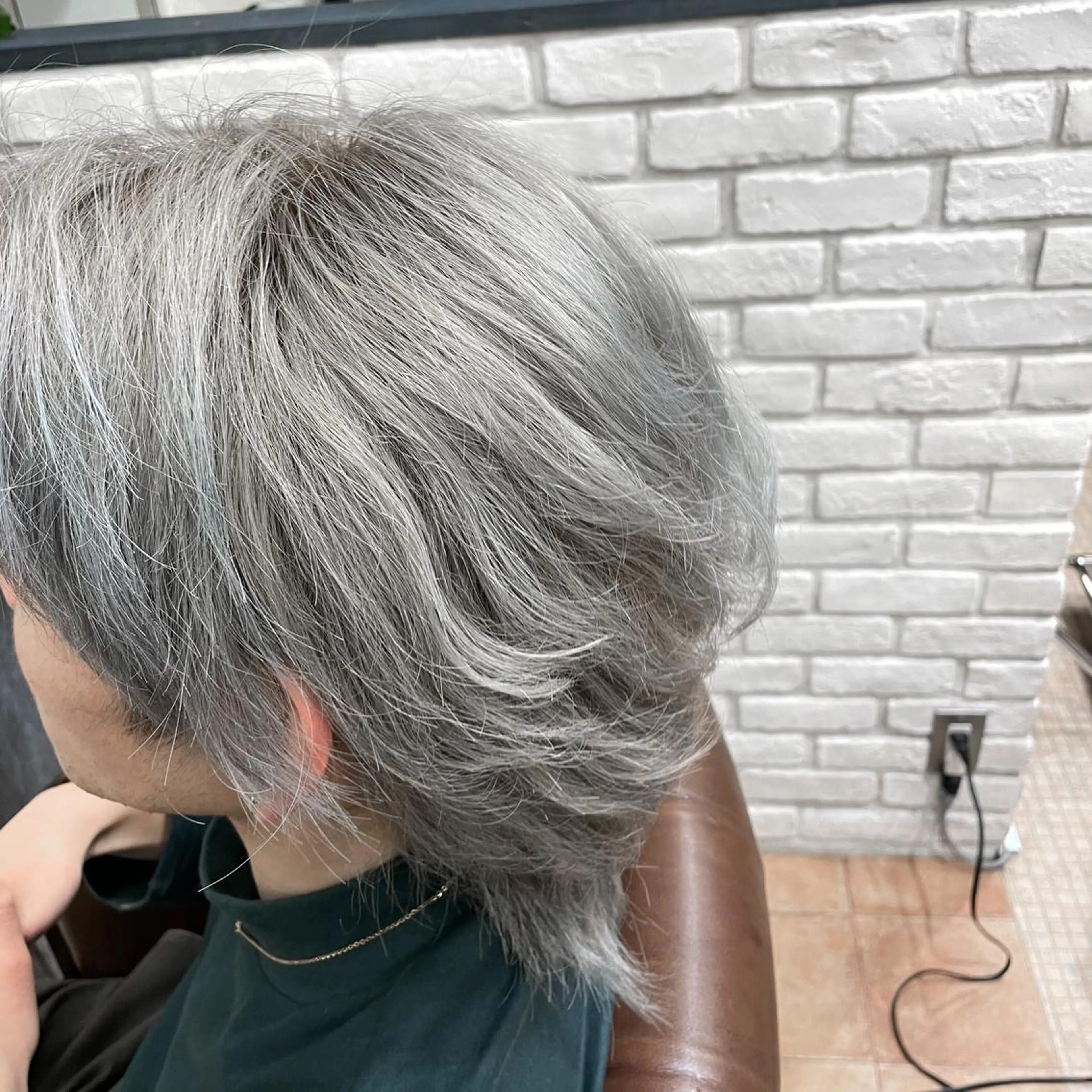 ミディアム カラー ブリーチ シルバー メンズパーマ 本多のヘアスタイル