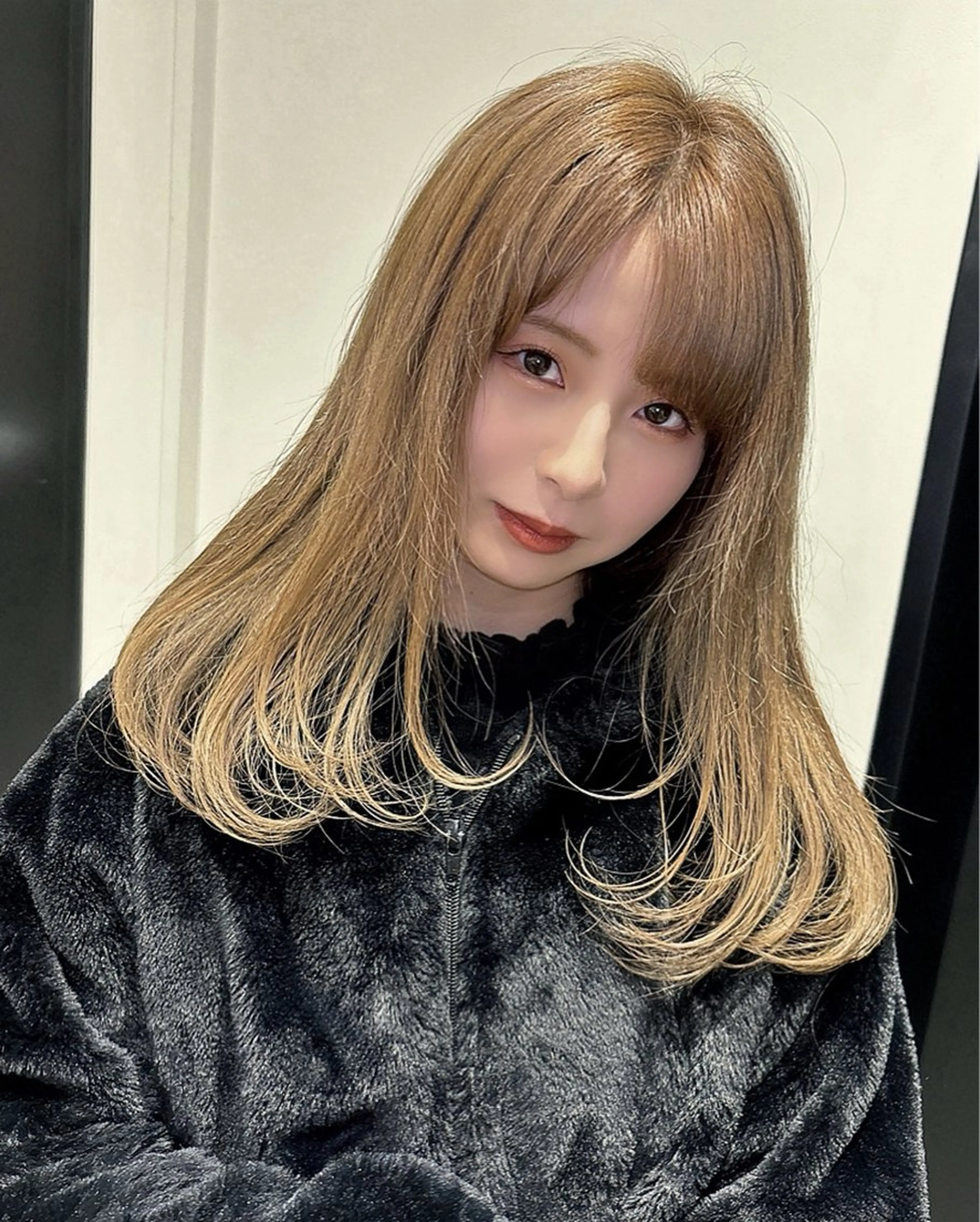 ロング カラー ヘアアレンジ 耳つぼ屋さん ‎🤍りりのヘアスタイル