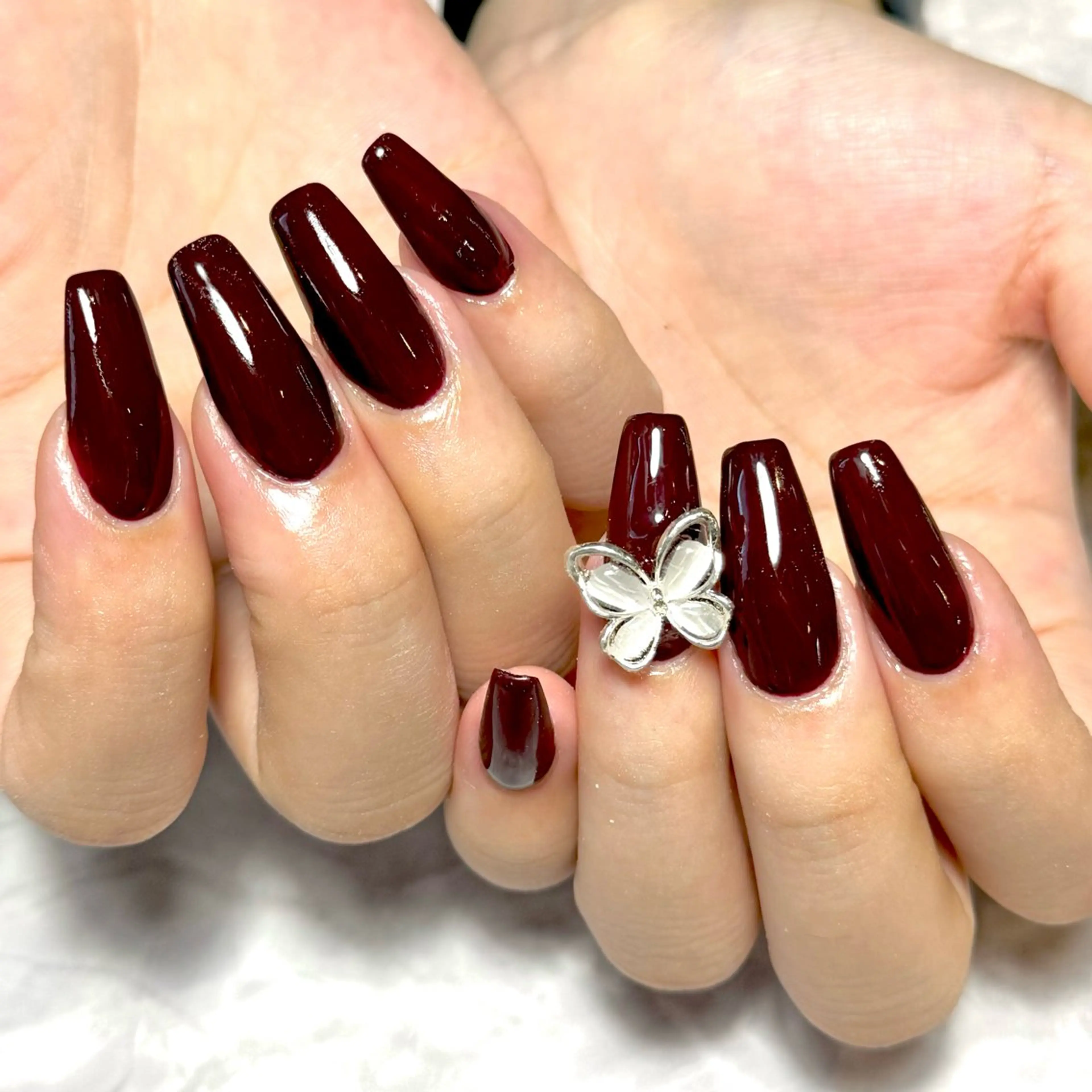 ネイル ボルドー キラキラネイル ワンカラーネイル ワンホンネイル ハンドネイル Nail Salon Lillion【リリオン】所属・lillion karenのネイルデザイン