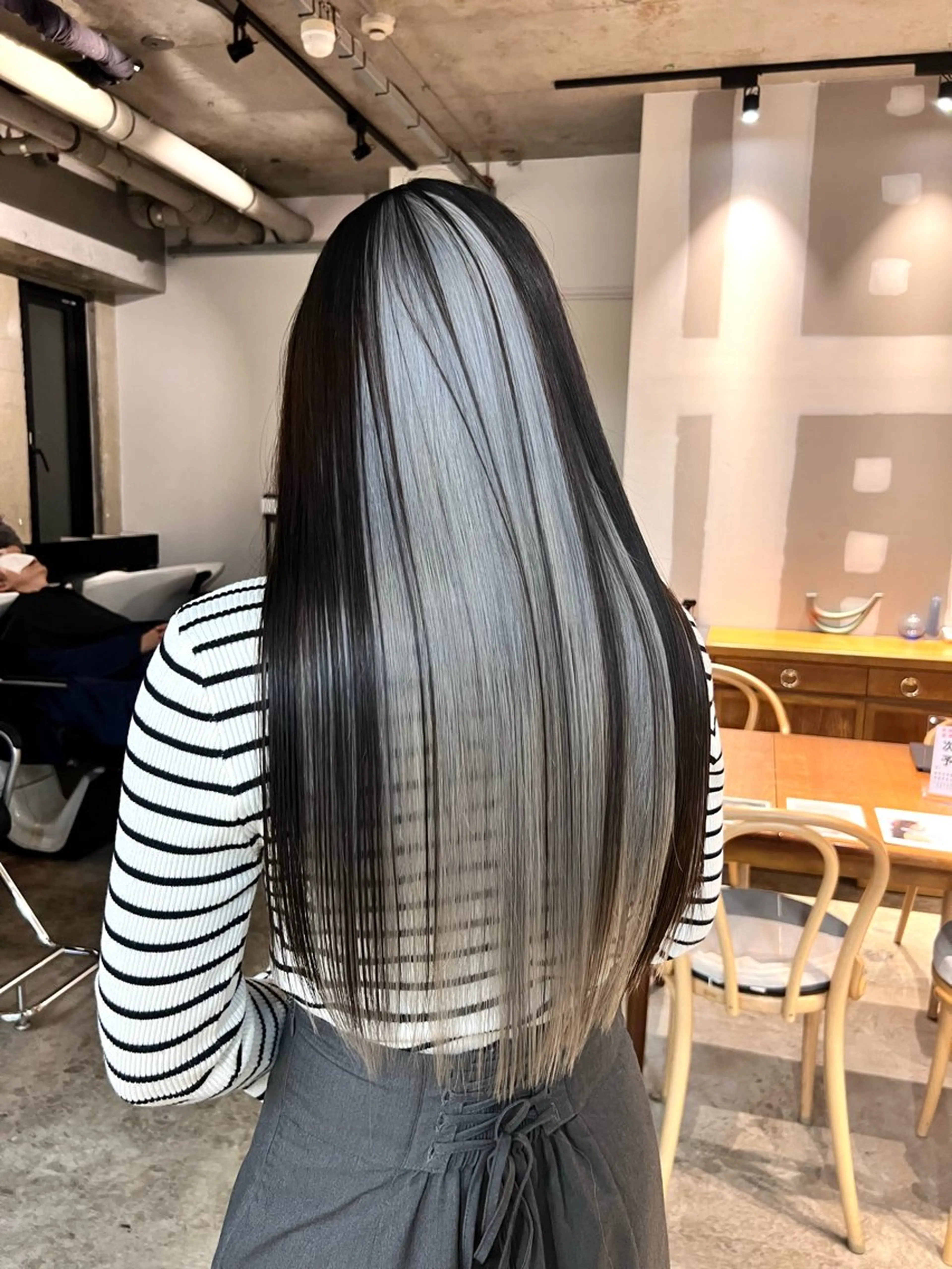 カラー ウルフとハイトーン オタク美容師のユウトのヘアスタイル