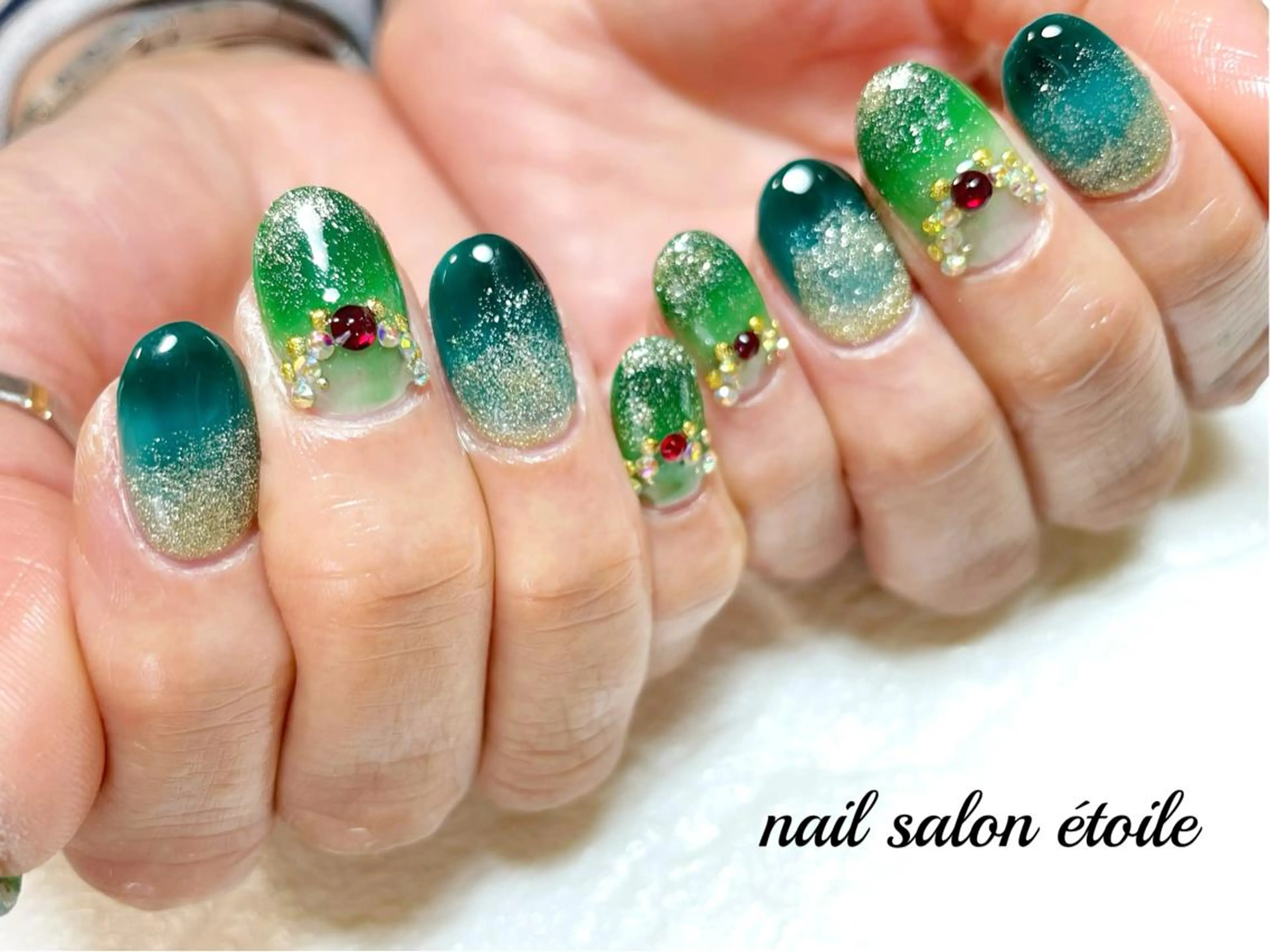 ネイル アートネイル ジェルネイル グラデーション グリーン キラキラネイル ハンドネイル nail salon étoileのネイルデザイン