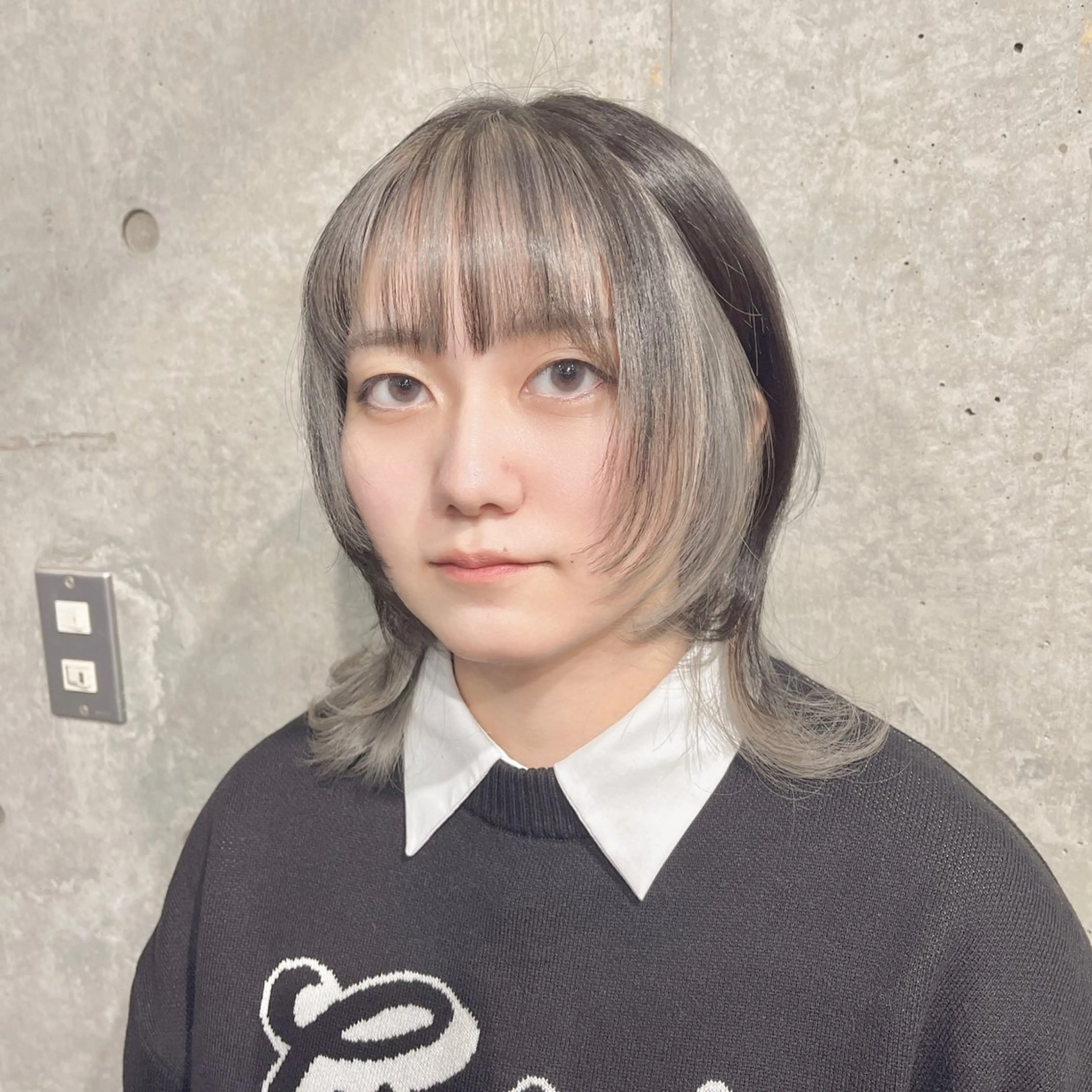 セミロング カラー インナーカラー シルバー 顔まわりレイヤー レイヤーカット トリートメント ヘアカラー 藤澤 夏実/インナーカラーのヘアスタイル