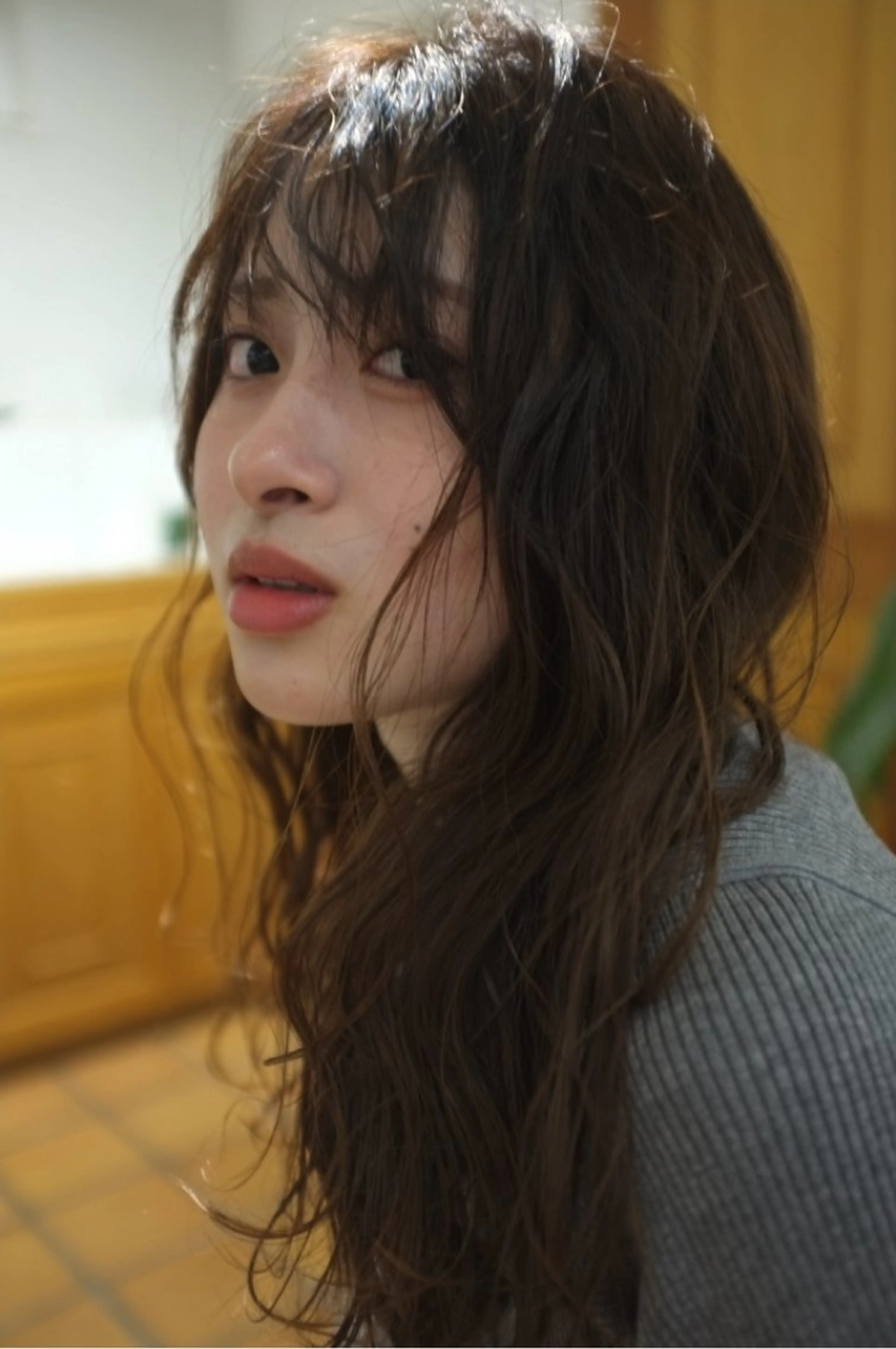 セミロング パーマ 顔周りカット 峰尾 陽斗のヘアスタイル