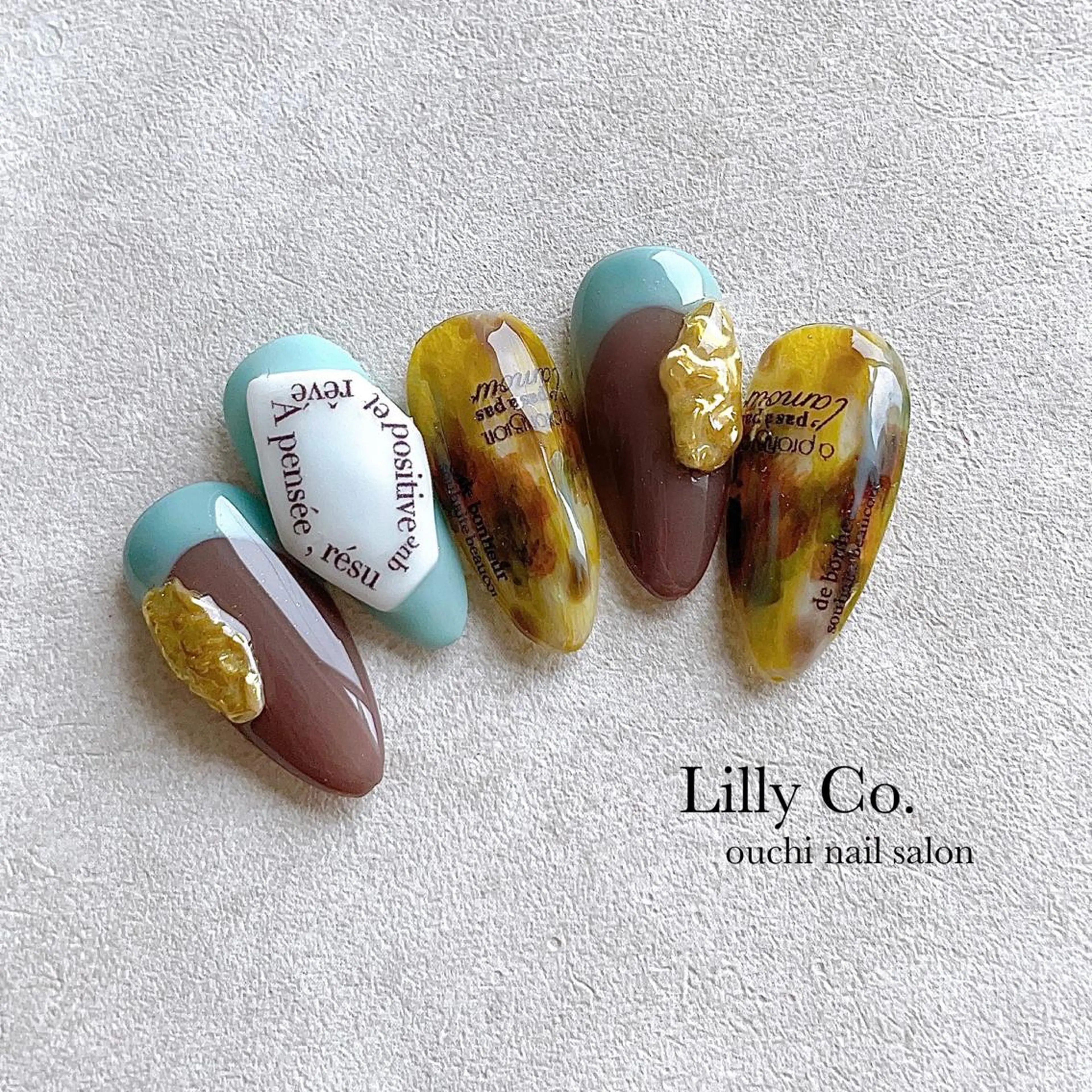 ネイル アニマル柄 アートネイル ブルー ホワイト 黄色 ハンドネイル ハンドケア Lilly Co.のネイルデザイン
