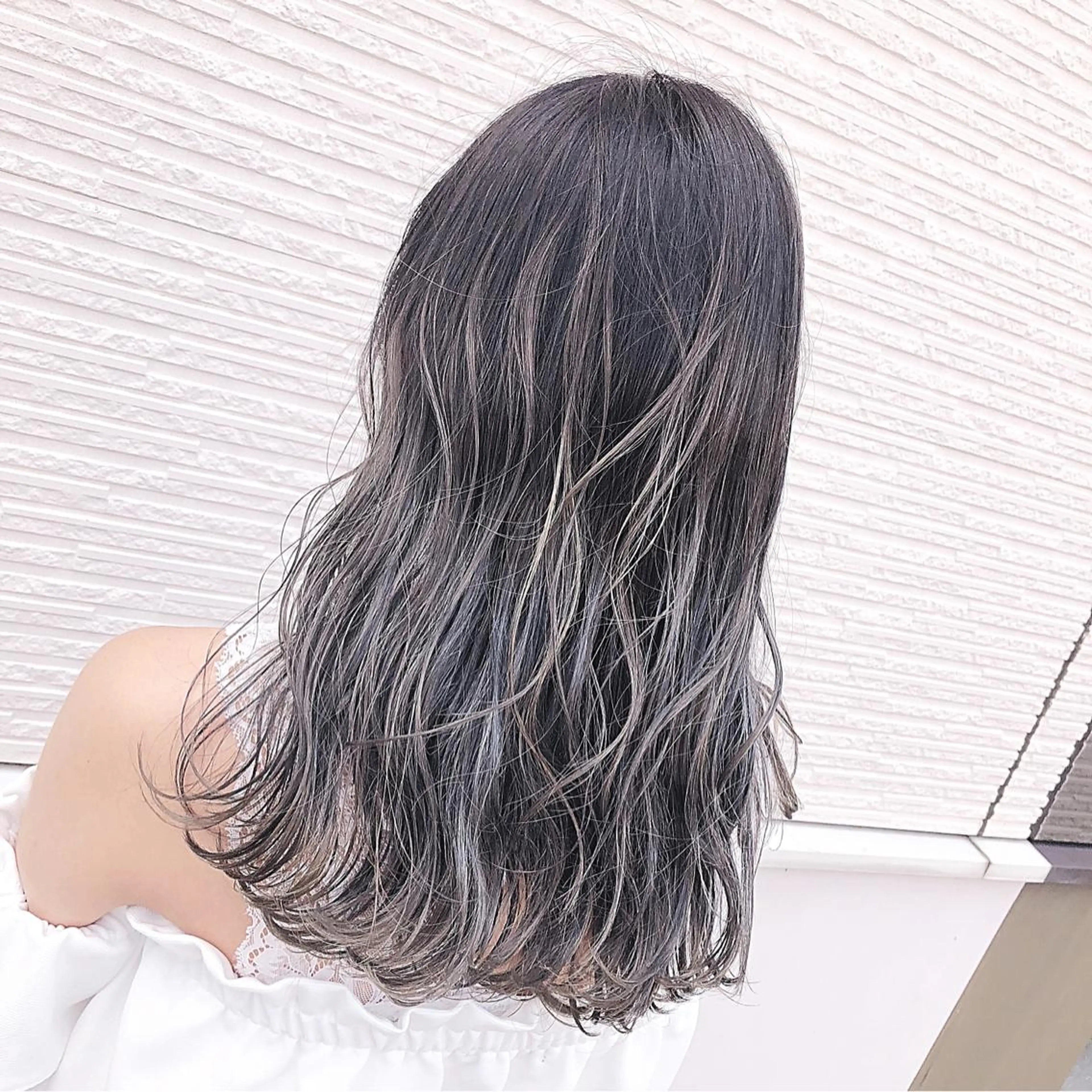 セミロング カラー バレイヤージュ グレージュ レイヤーカット 名畑 裕貴のヘアスタイル