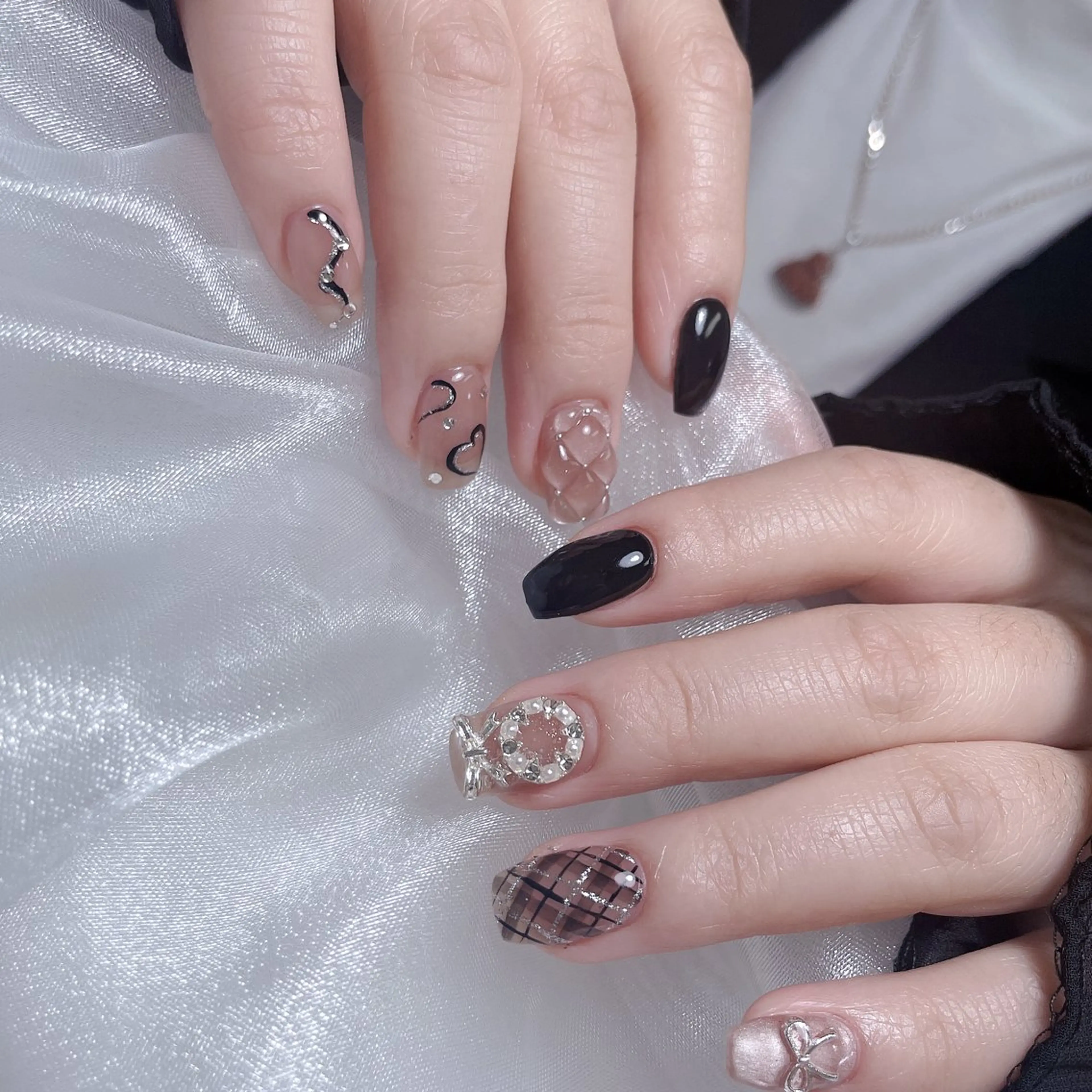 ネイル 成人式 ジェルネイル ネイルチップ 冬ネイル クリスマス ハンドネイル Momoa nail salon所属・MoMoA Nail ネイル長さ出し専門店のネイルデザイン