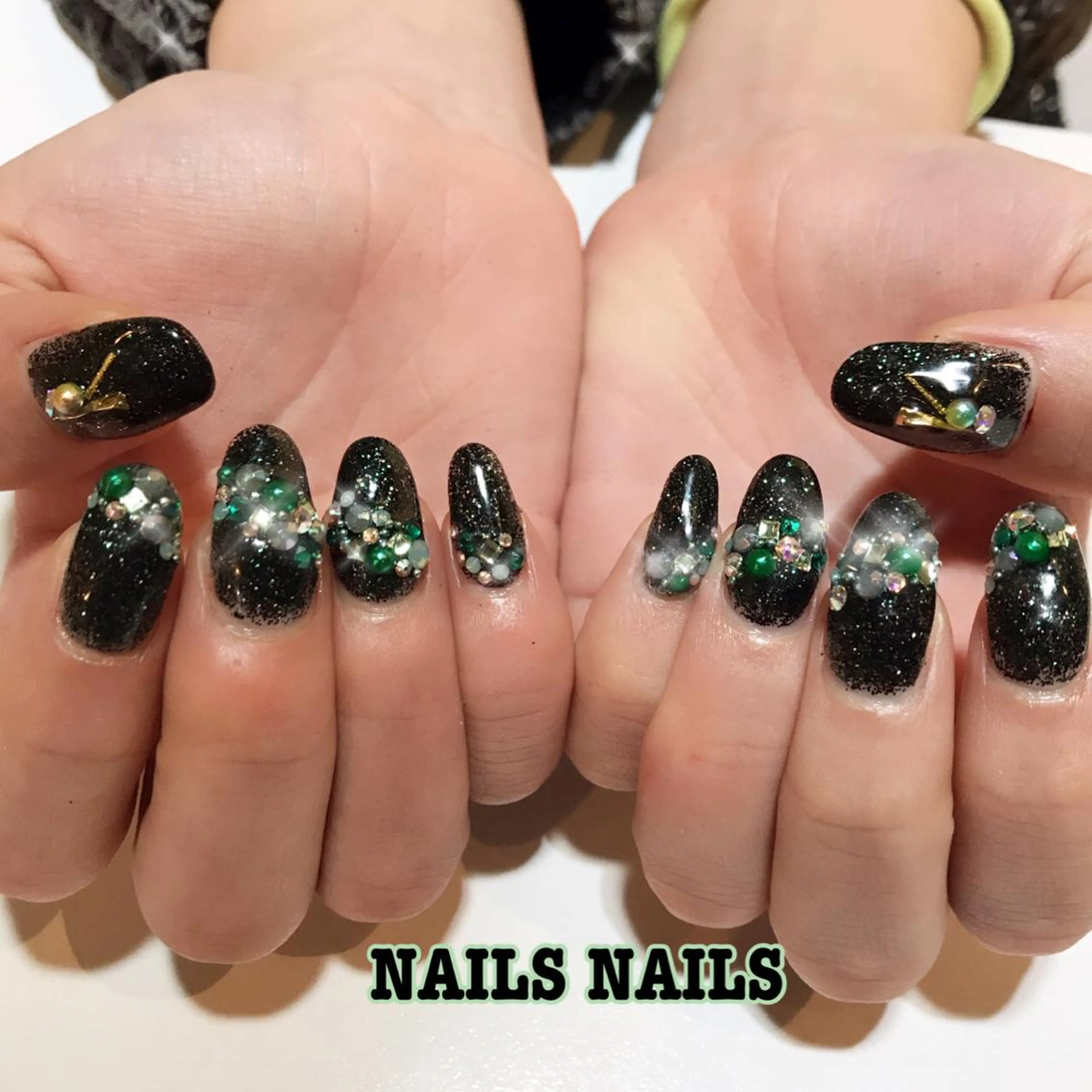 ネイル アートネイル 成人式 ゴージャス グリーン キラキラネイル NAILSNAILS ERIKAのネイルデザイン
