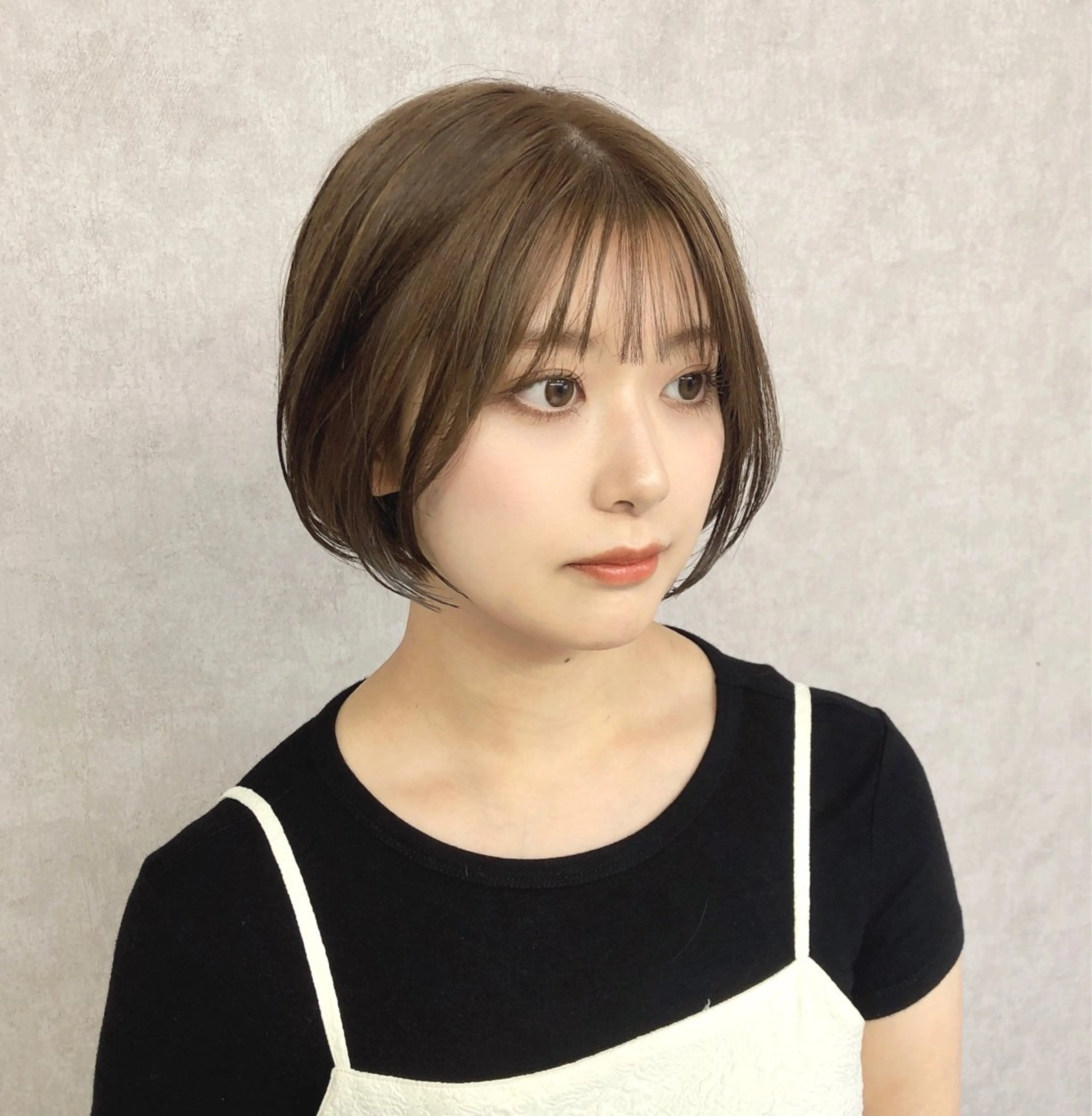 ショート カラー グレージュ カーキグレージュ ボブ カット ヘアカラー ショート、韓国メンズ ヘアのかつらぎのヘアスタイル
