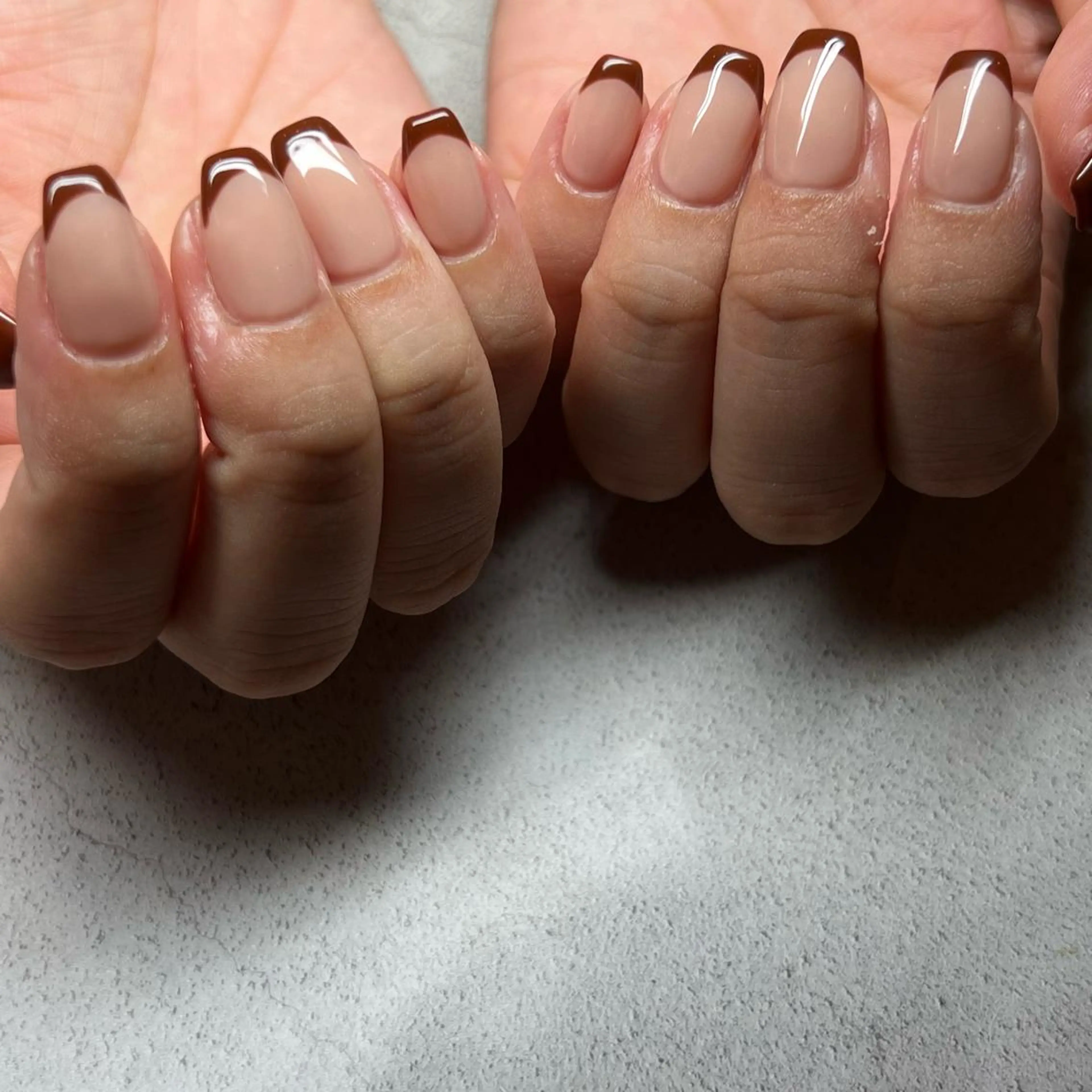 ネイル ブラウン フレンチネイル 赤色 ハンドネイル 𝐫𝐚𝐢 𝐧𝐚𝐢𝐥のネイルデザイン