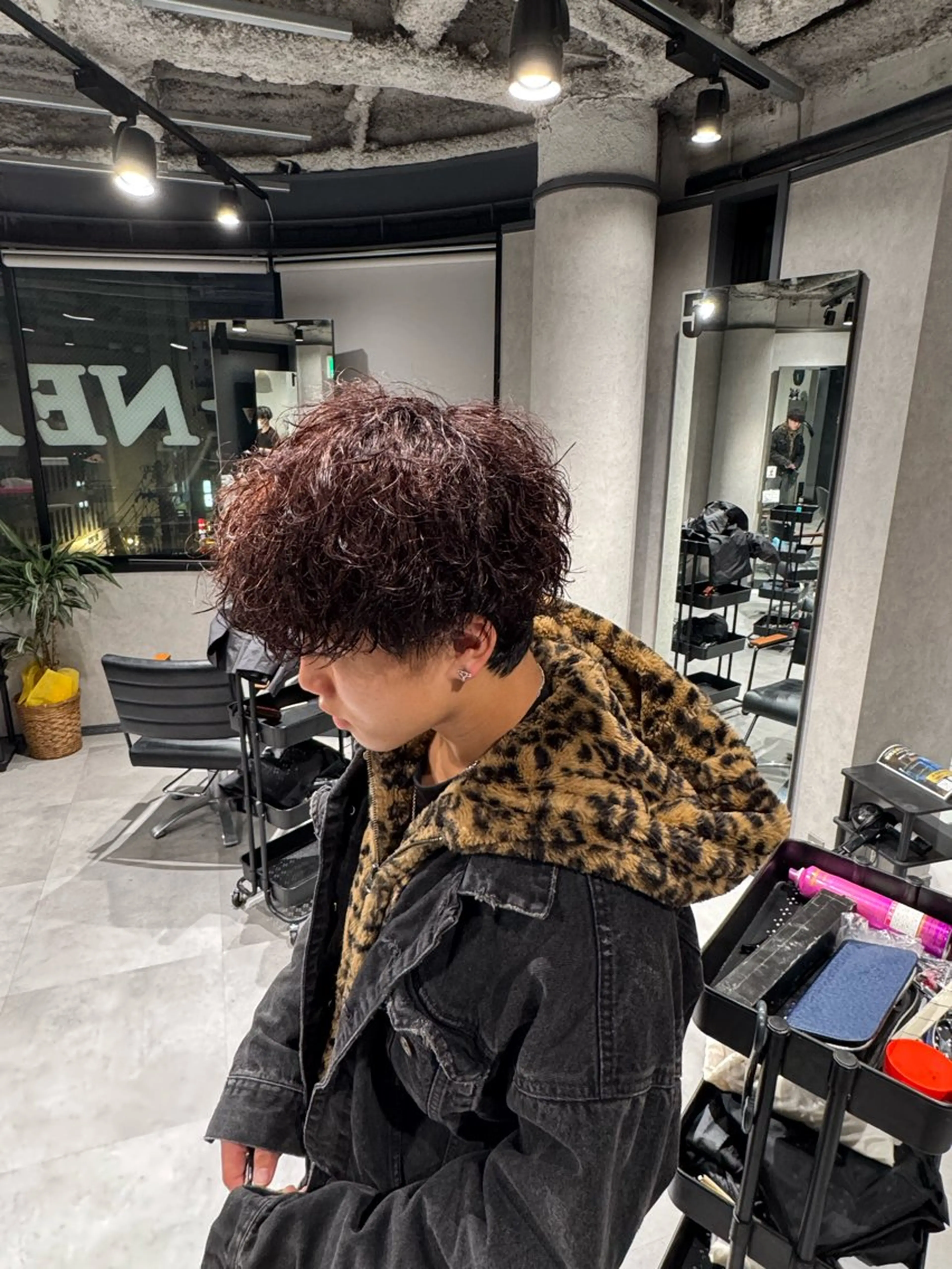 パーマ メンズ カット パーマ 毛流れ特化愁斗 センターパートパーマのヘアスタイル