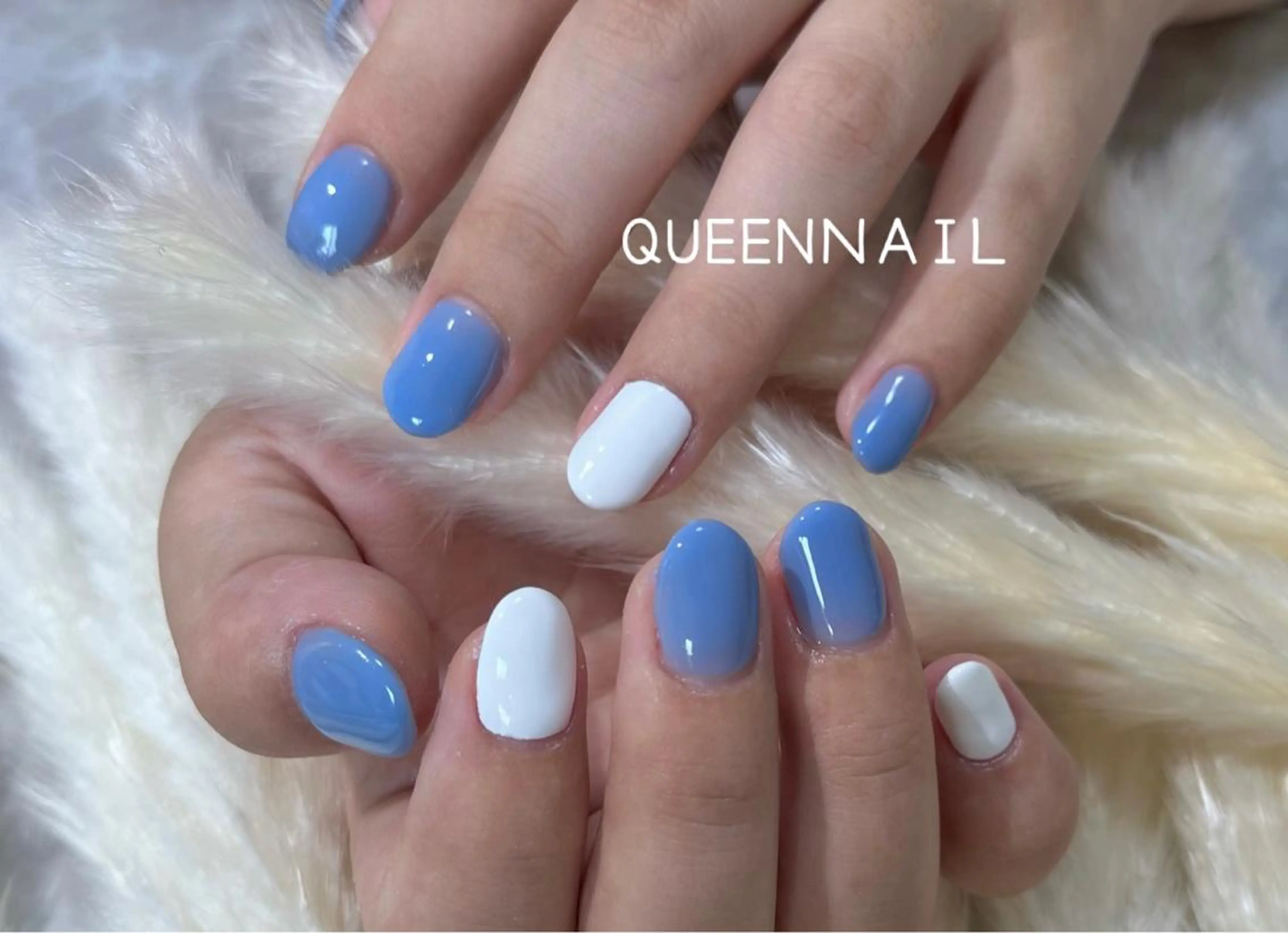 ショート カラー ネイル ブルーカラー ブルー 夏ネイル ホワイト Queen nail所属・QUEEN ＮＡＩＬのネイルデザイン