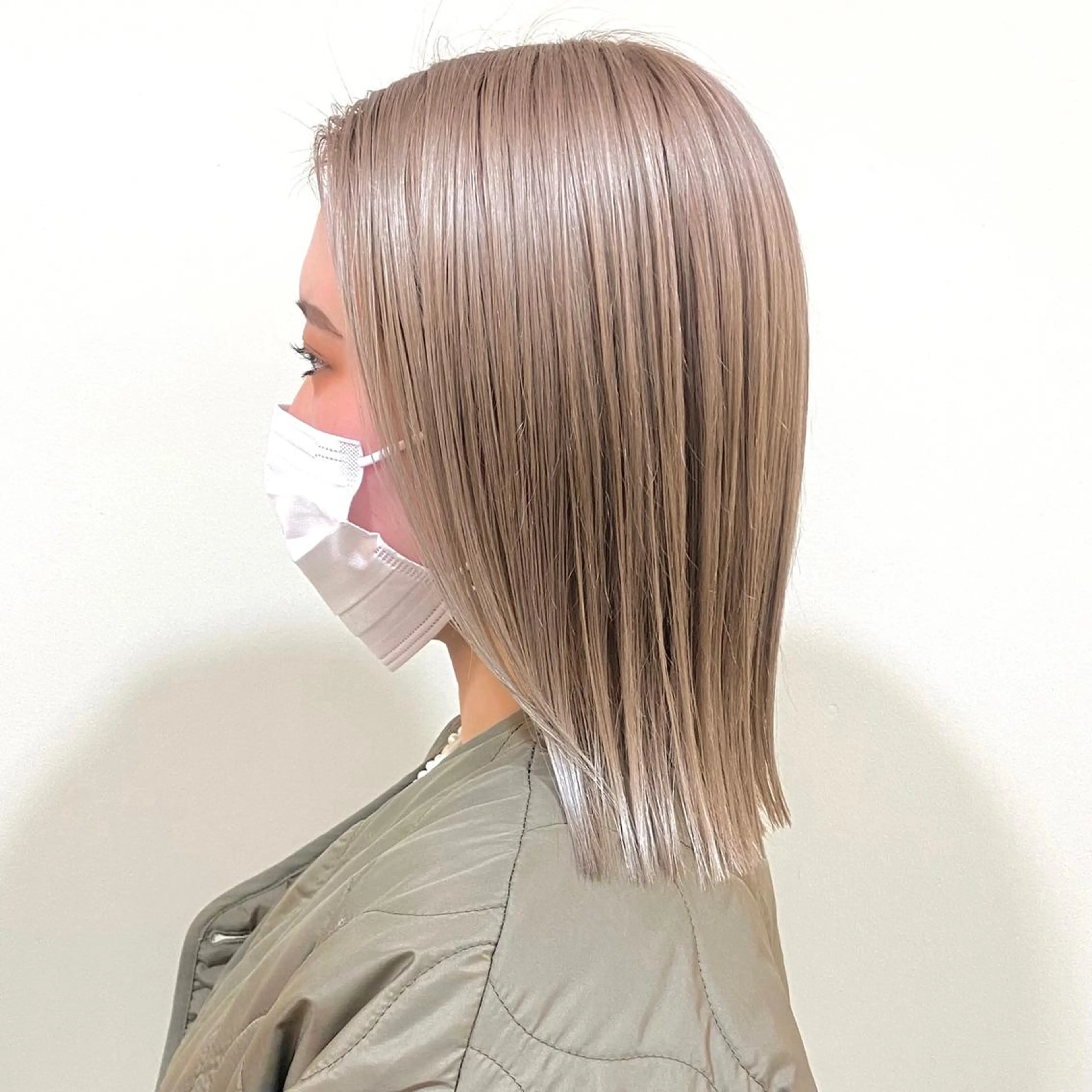 ミディアム カラー ベージュカラー ブロンド ミルクティーベージュ ANNA /艶髪/ハイトーンのヘアスタイル